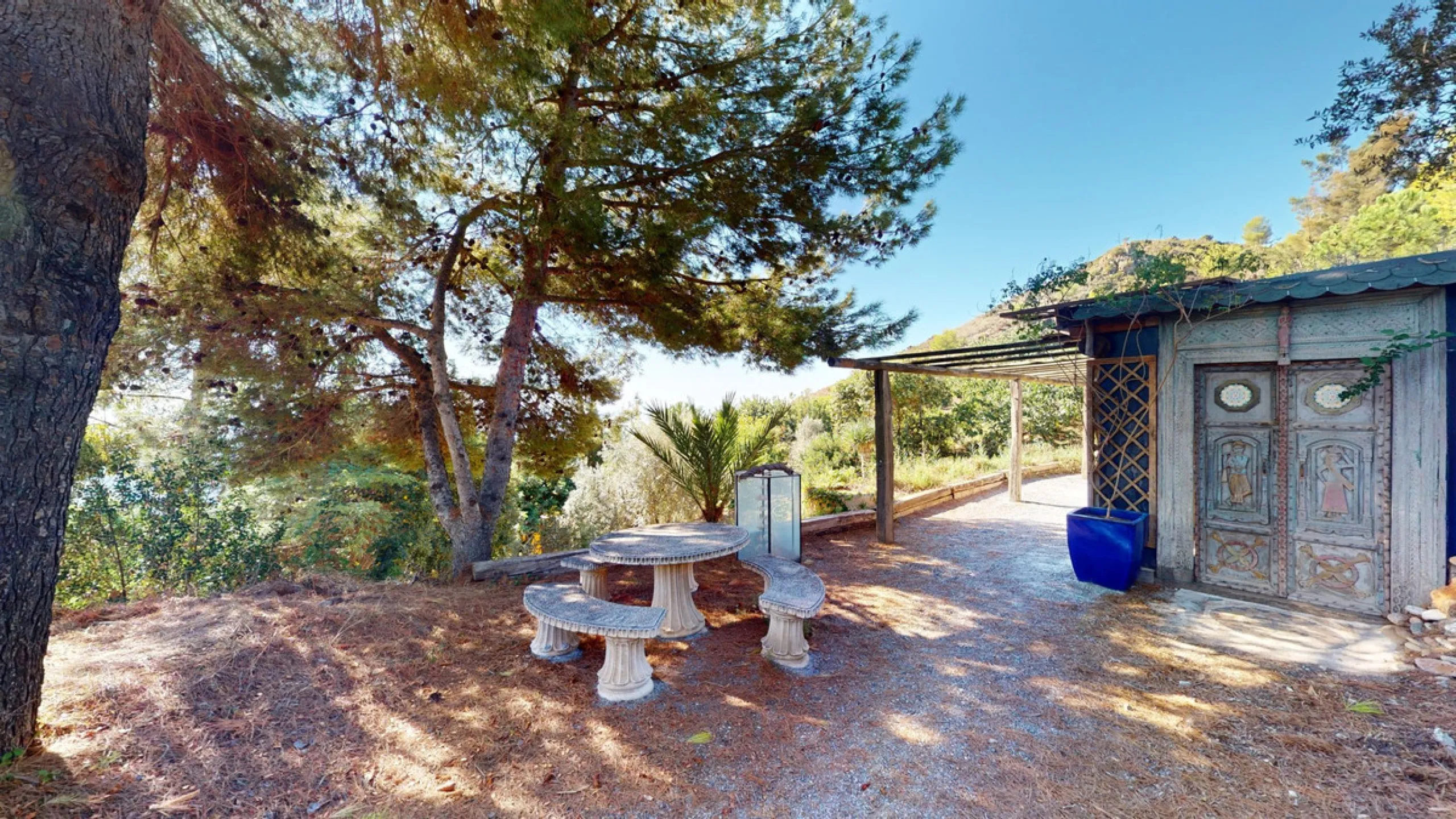 Between the Sierra de Almijara and the Mediterranean Sea lies this spectacular ecological finca of 4 hectares, bordering the natural park Maro-Cerro Gorde, which provides a haven of tranquillity and enormous privacy. The property has a plot of 35.955 squa