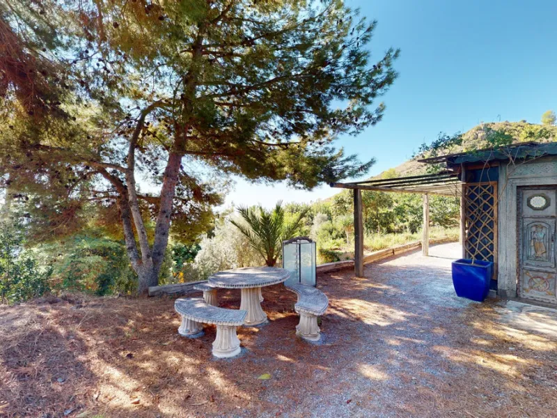 Between the Sierra de Almijara and the Mediterranean Sea lies this spectacular ecological finca of 4 hectares, bordering the natural park Maro-Cerro Gorde, which provides a haven of tranquillity and enormous privacy. The property has a plot of 35.955 squa