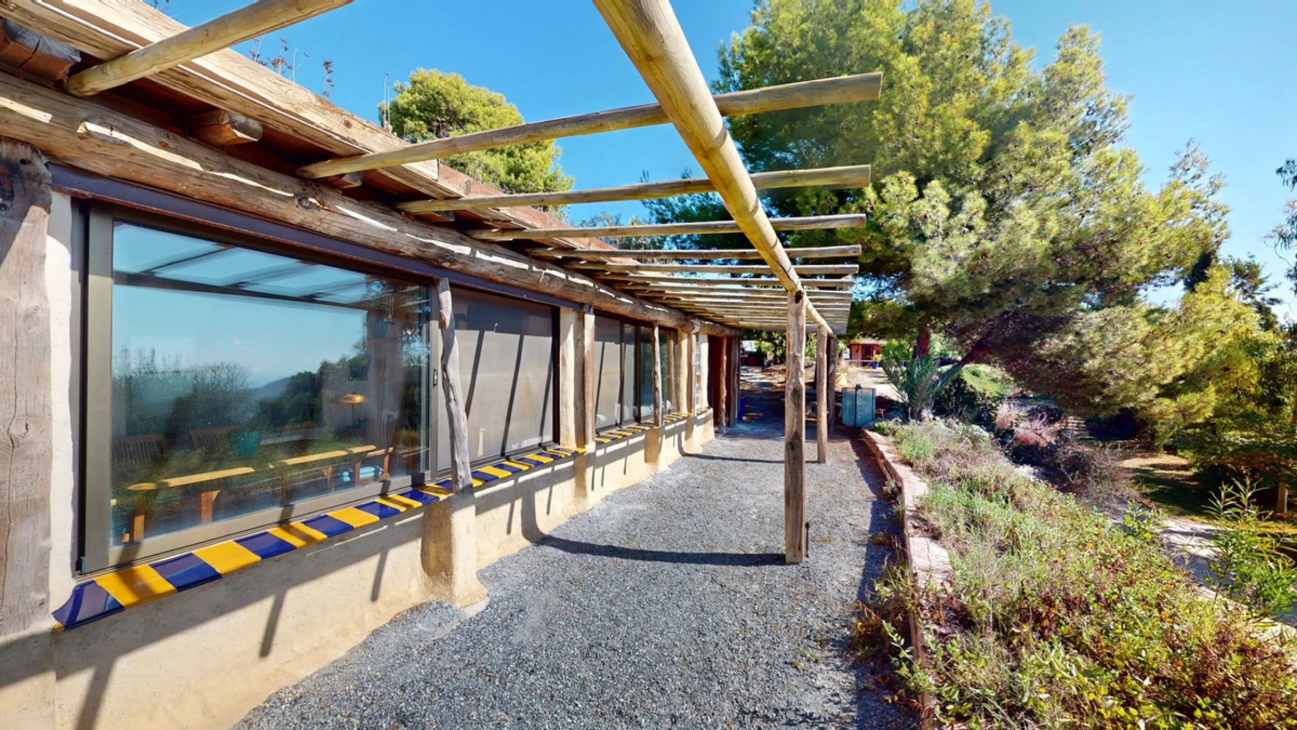 Between the Sierra de Almijara and the Mediterranean Sea lies this spectacular ecological finca of 4 hectares, bordering the natural park Maro-Cerro Gorde, which provides a haven of tranquillity and enormous privacy. The property has a plot of 35.955 squa