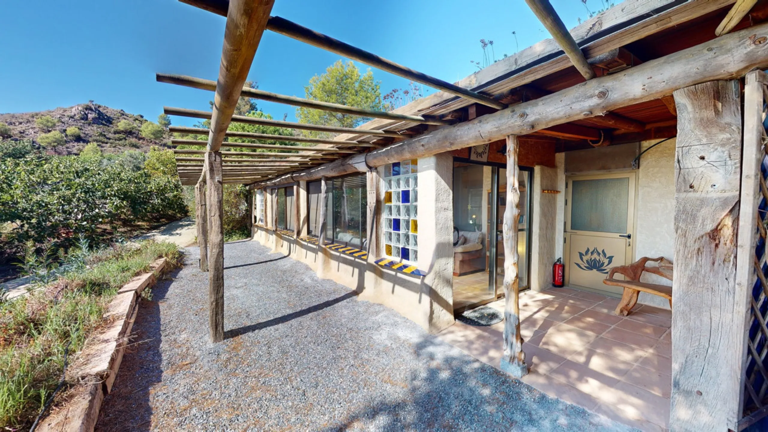 Between the Sierra de Almijara and the Mediterranean Sea lies this spectacular ecological finca of 4 hectares, bordering the natural park Maro-Cerro Gorde, which provides a haven of tranquillity and enormous privacy. The property has a plot of 35.955 squa