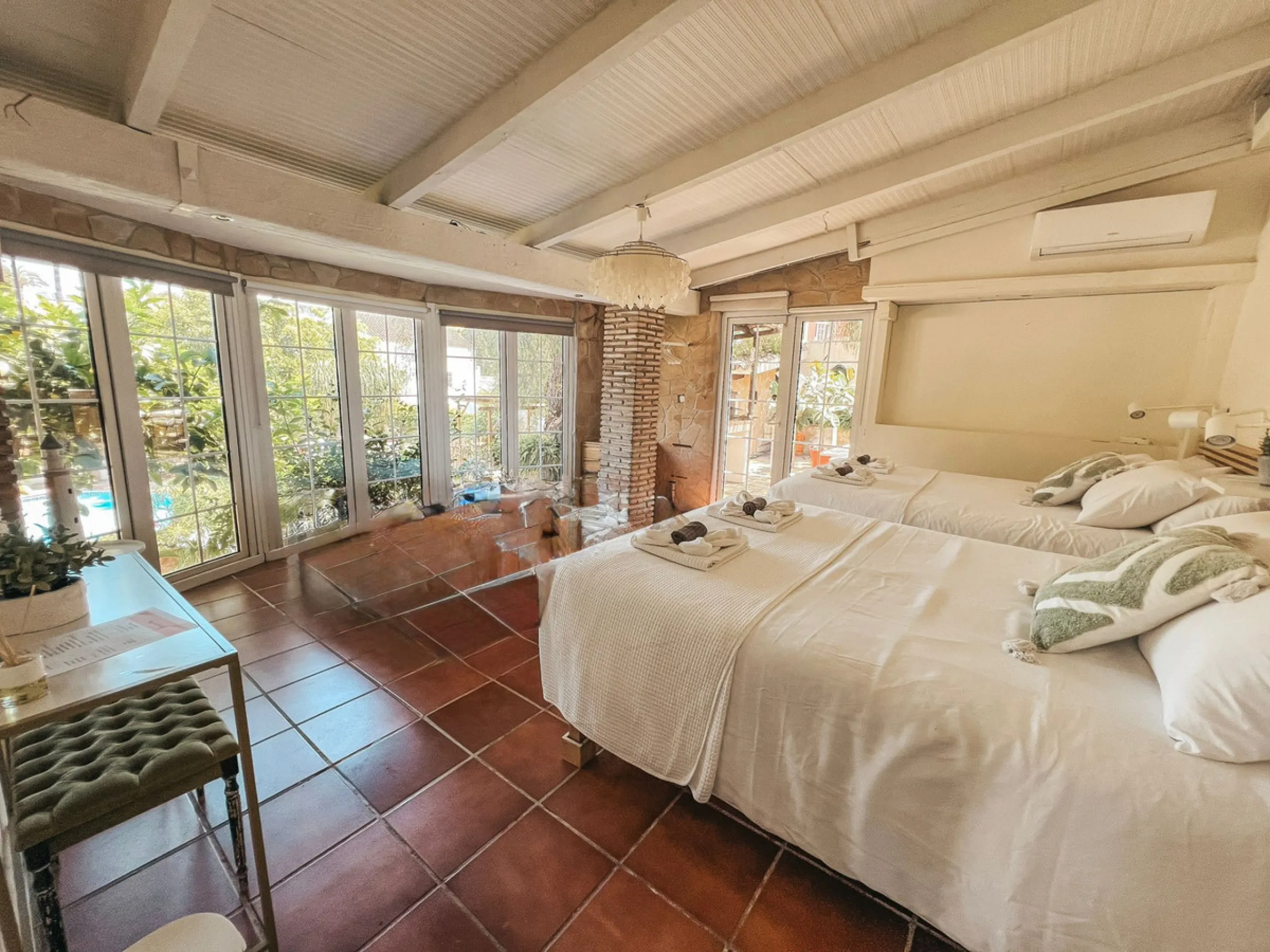 Diese außergewöhnliche Villa in der begehrten Wohngegend Los Jazmines von San Pedro de Alcantara, Malaga, bietet eine ausgezeichnete Gelegenheit für Wohnzwecke oder eine rentable Investition. Das Objekt verfügt über einen gültigen