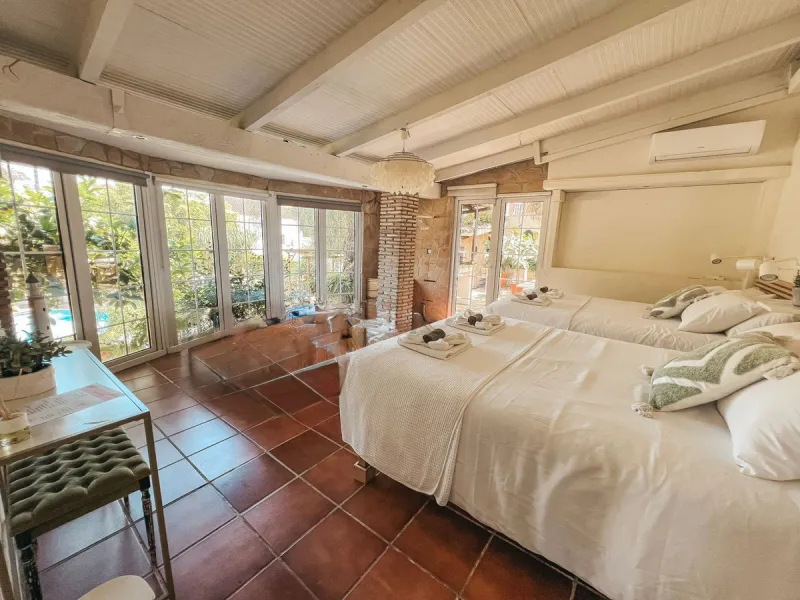 Diese außergewöhnliche Villa in der begehrten Wohngegend Los Jazmines von San Pedro de Alcantara, Malaga, bietet eine ausgezeichnete Gelegenheit für Wohnzwecke oder eine rentable Investition. Das Objekt verfügt über einen gültigen