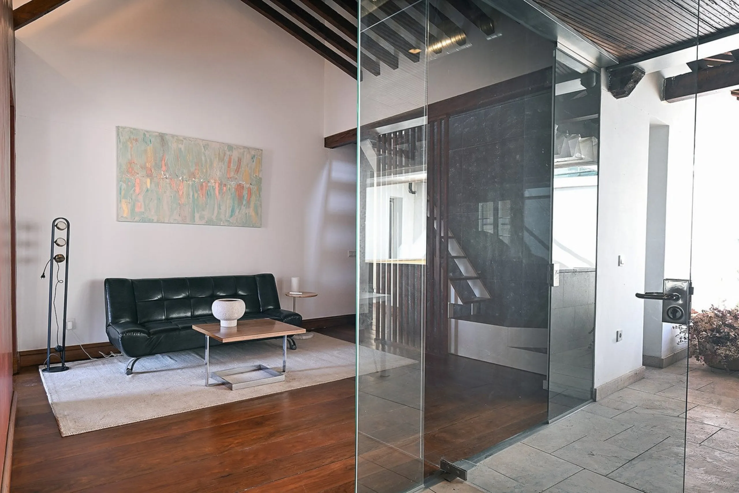 In the heart of Málaga's historic center, this absolutely exceptional property is located. The building, constructed in 1900, was rehabilitated by a renowned Spanish architect, respecting its original essence while incorporating high-quality finishes and 