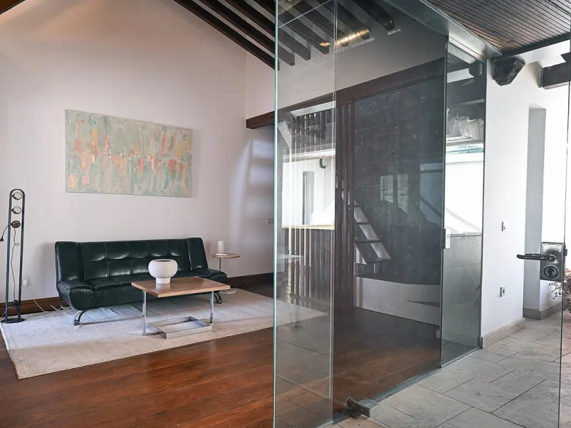 In the heart of Málaga's historic center, this absolutely exceptional property is located. The building, constructed in 1900, was rehabilitated by a renowned Spanish architect, respecting its original essence while incorporating high-quality finishes and 