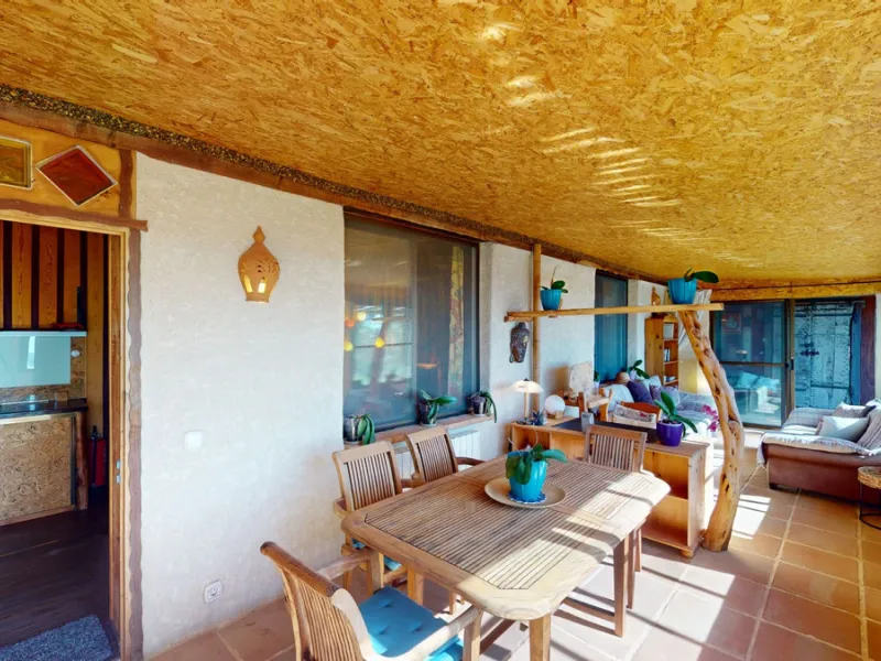 Between the Sierra de Almijara and the Mediterranean Sea lies this spectacular ecological finca of 4 hectares, bordering the natural park Maro-Cerro Gorde, which provides a haven of tranquillity and enormous privacy. The property has a plot of 35.955 squa