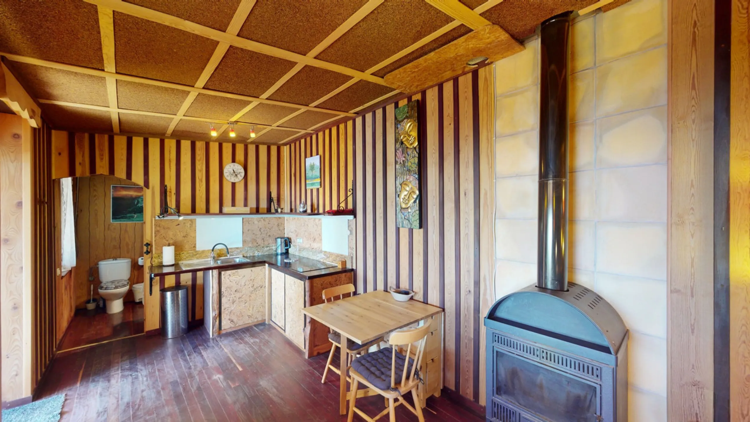 Between the Sierra de Almijara and the Mediterranean Sea lies this spectacular ecological finca of 4 hectares, bordering the natural park Maro-Cerro Gorde, which provides a haven of tranquillity and enormous privacy. The property has a plot of 35.955 squa