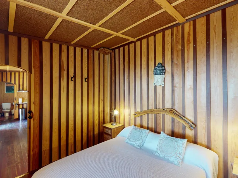 Between the Sierra de Almijara and the Mediterranean Sea lies this spectacular ecological finca of 4 hectares, bordering the natural park Maro-Cerro Gorde, which provides a haven of tranquillity and enormous privacy. The property has a plot of 35.955 squa