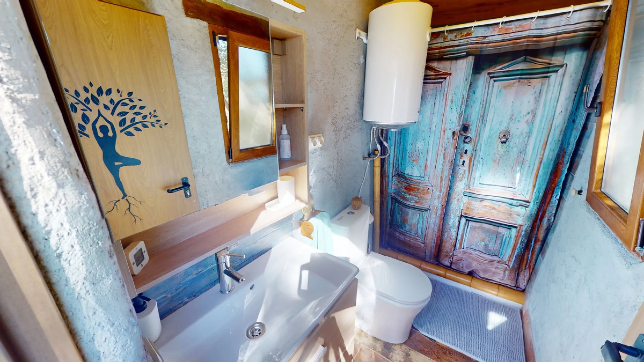 Between the Sierra de Almijara and the Mediterranean Sea lies this spectacular ecological finca of 4 hectares, bordering the natural park Maro-Cerro Gorde, which provides a haven of tranquillity and enormous privacy. The property has a plot of 35.955 squa