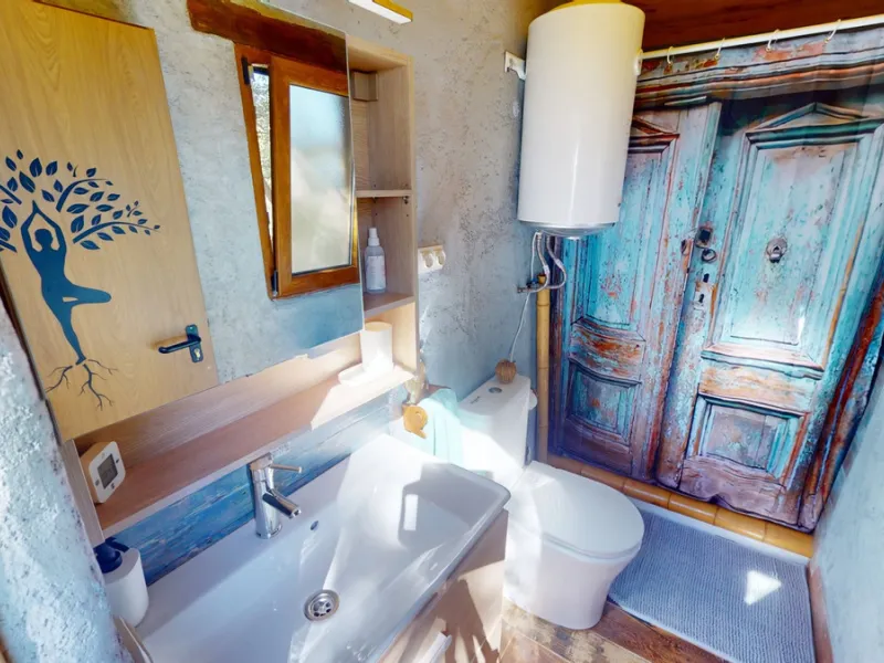 Between the Sierra de Almijara and the Mediterranean Sea lies this spectacular ecological finca of 4 hectares, bordering the natural park Maro-Cerro Gorde, which provides a haven of tranquillity and enormous privacy. The property has a plot of 35.955 squa