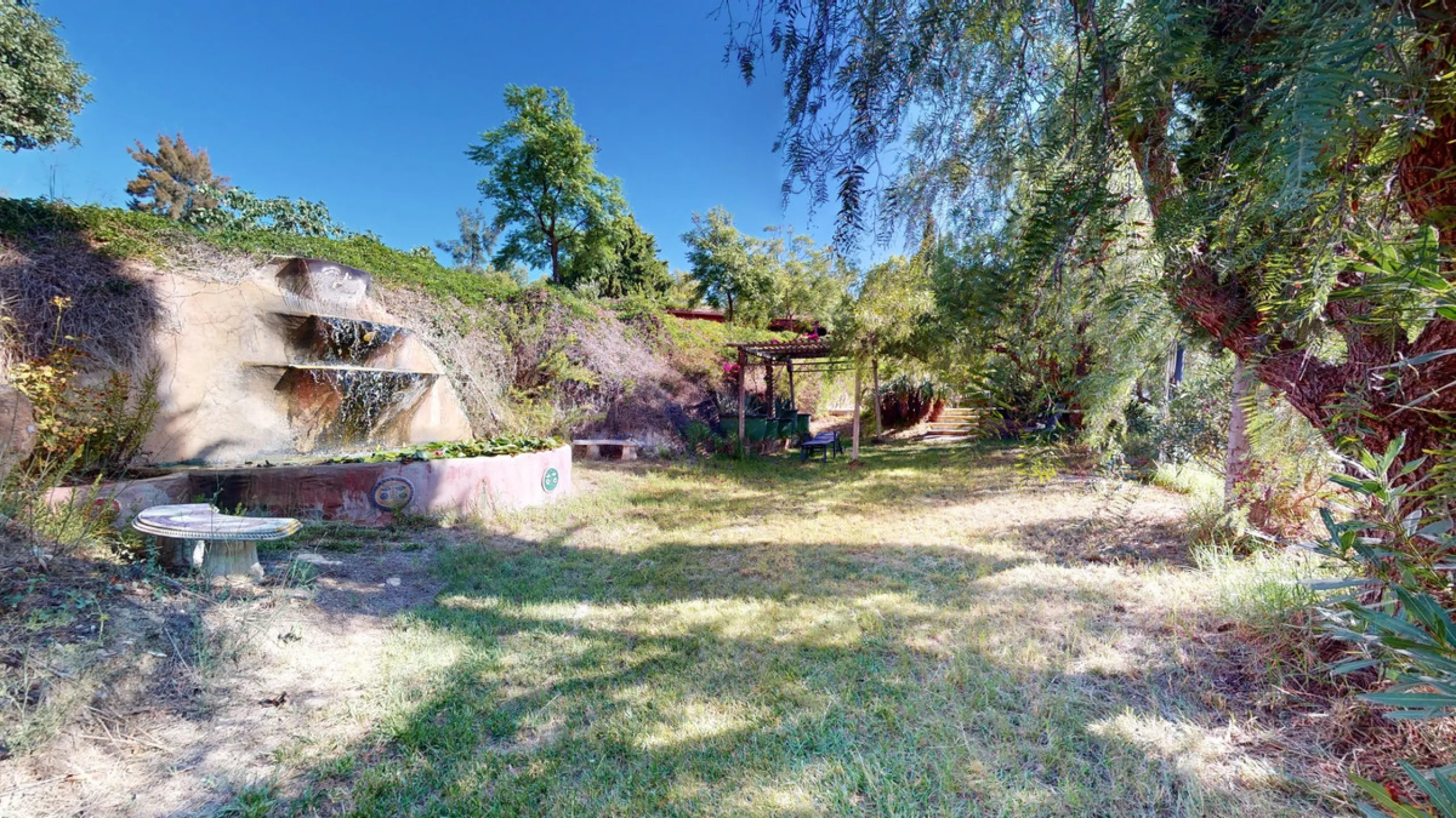 Between the Sierra de Almijara and the Mediterranean Sea lies this spectacular ecological finca of 4 hectares, bordering the natural park Maro-Cerro Gorde, which provides a haven of tranquillity and enormous privacy. The property has a plot of 35.955 squa