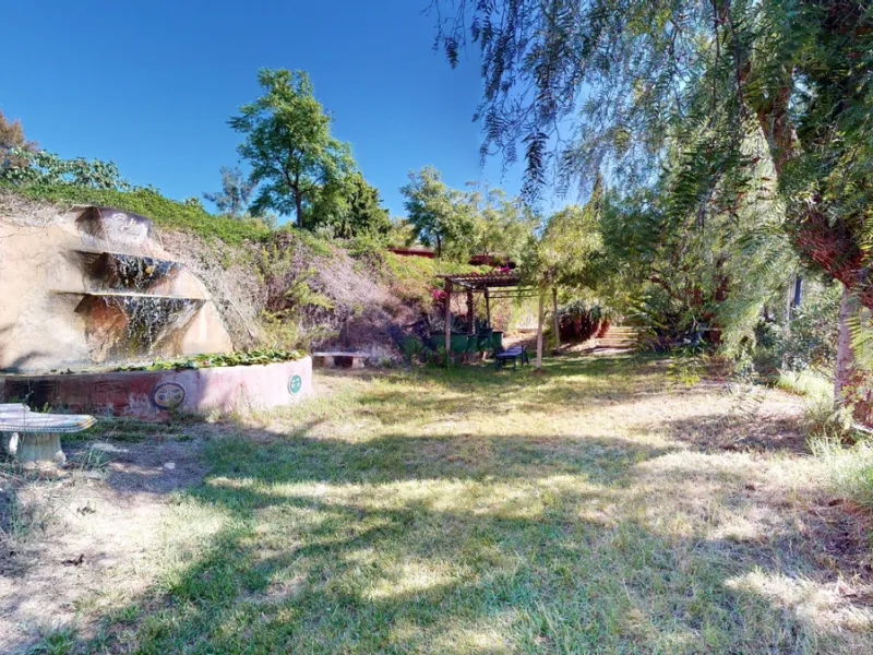 Between the Sierra de Almijara and the Mediterranean Sea lies this spectacular ecological finca of 4 hectares, bordering the natural park Maro-Cerro Gorde, which provides a haven of tranquillity and enormous privacy. The property has a plot of 35.955 squa