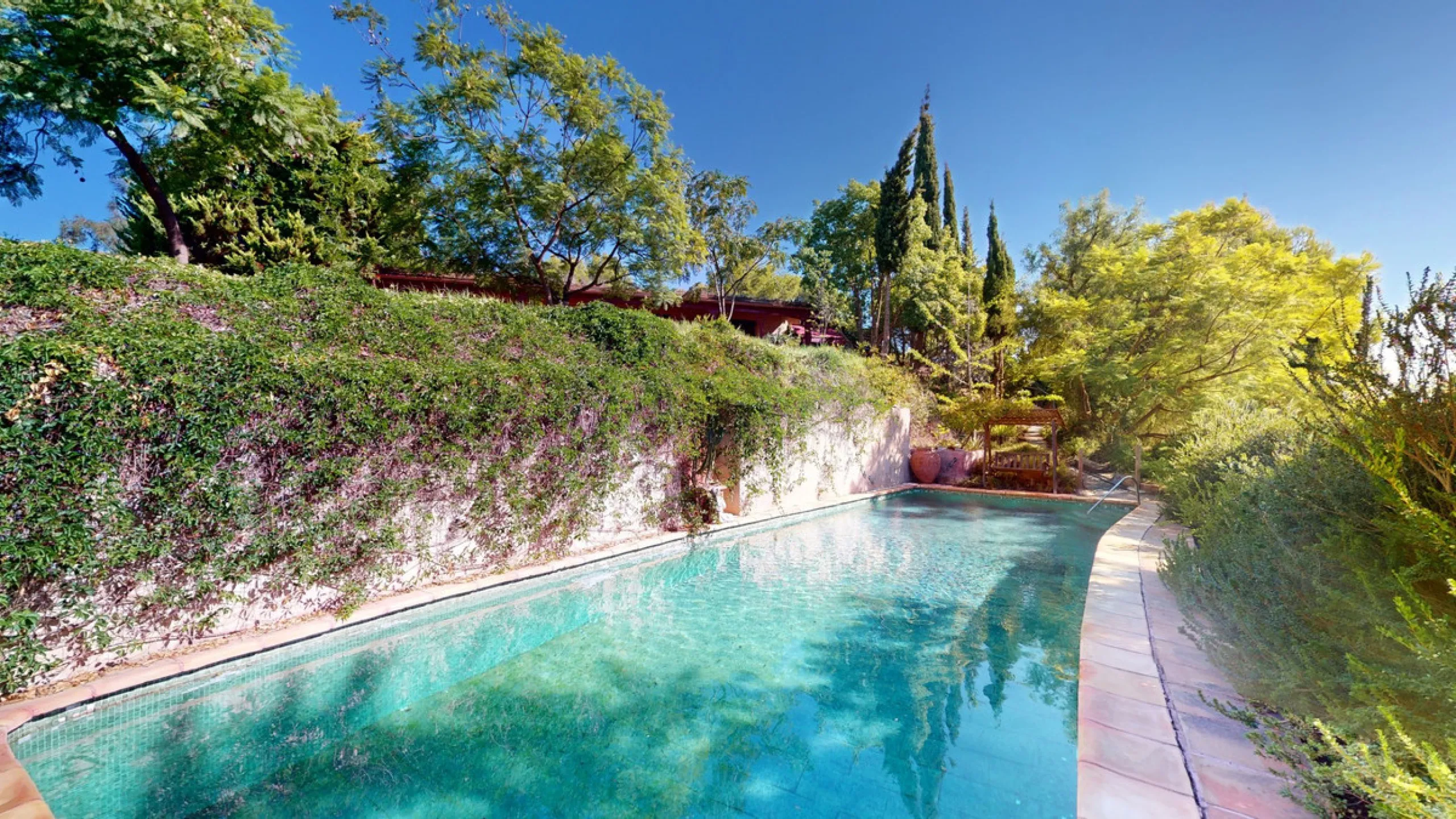 Between the Sierra de Almijara and the Mediterranean Sea lies this spectacular ecological finca of 4 hectares, bordering the natural park Maro-Cerro Gorde, which provides a haven of tranquillity and enormous privacy. The property has a plot of 35.955 squa