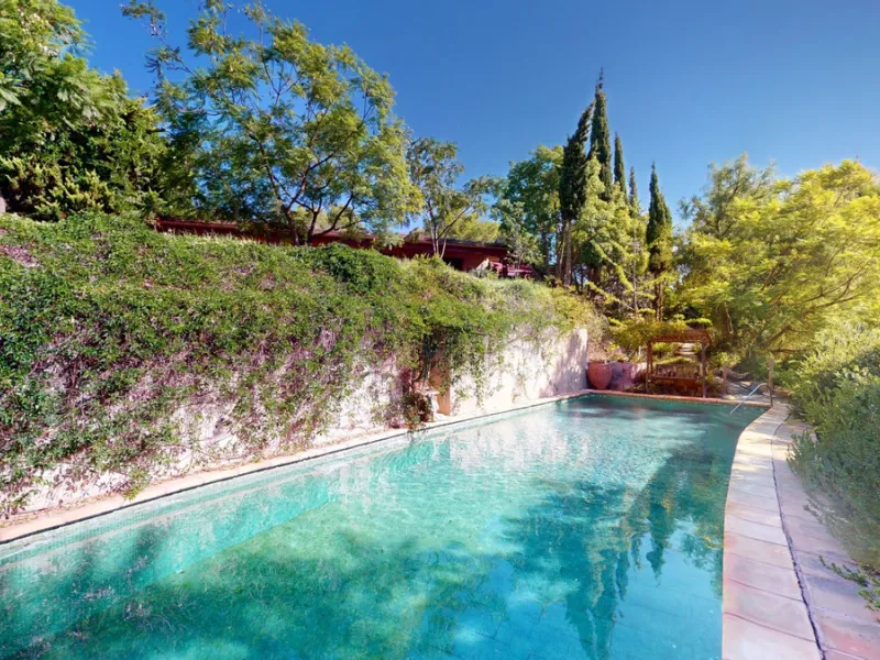 Between the Sierra de Almijara and the Mediterranean Sea lies this spectacular ecological finca of 4 hectares, bordering the natural park Maro-Cerro Gorde, which provides a haven of tranquillity and enormous privacy. The property has a plot of 35.955 squa