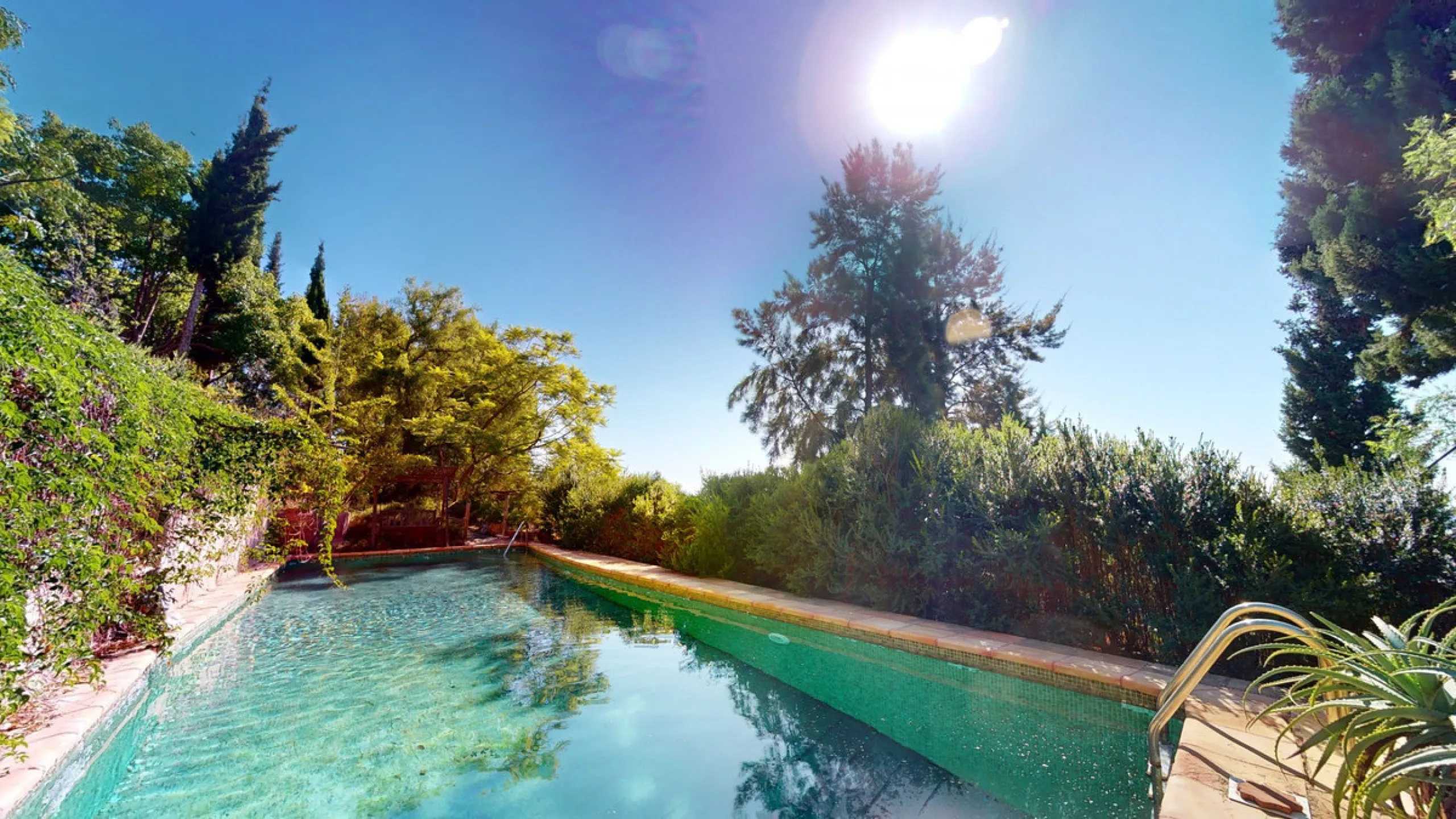 Between the Sierra de Almijara and the Mediterranean Sea lies this spectacular ecological finca of 4 hectares, bordering the natural park Maro-Cerro Gorde, which provides a haven of tranquillity and enormous privacy. The property has a plot of 35.955 squa