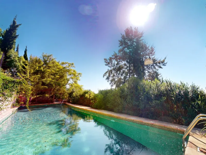 Between the Sierra de Almijara and the Mediterranean Sea lies this spectacular ecological finca of 4 hectares, bordering the natural park Maro-Cerro Gorde, which provides a haven of tranquillity and enormous privacy. The property has a plot of 35.955 squa