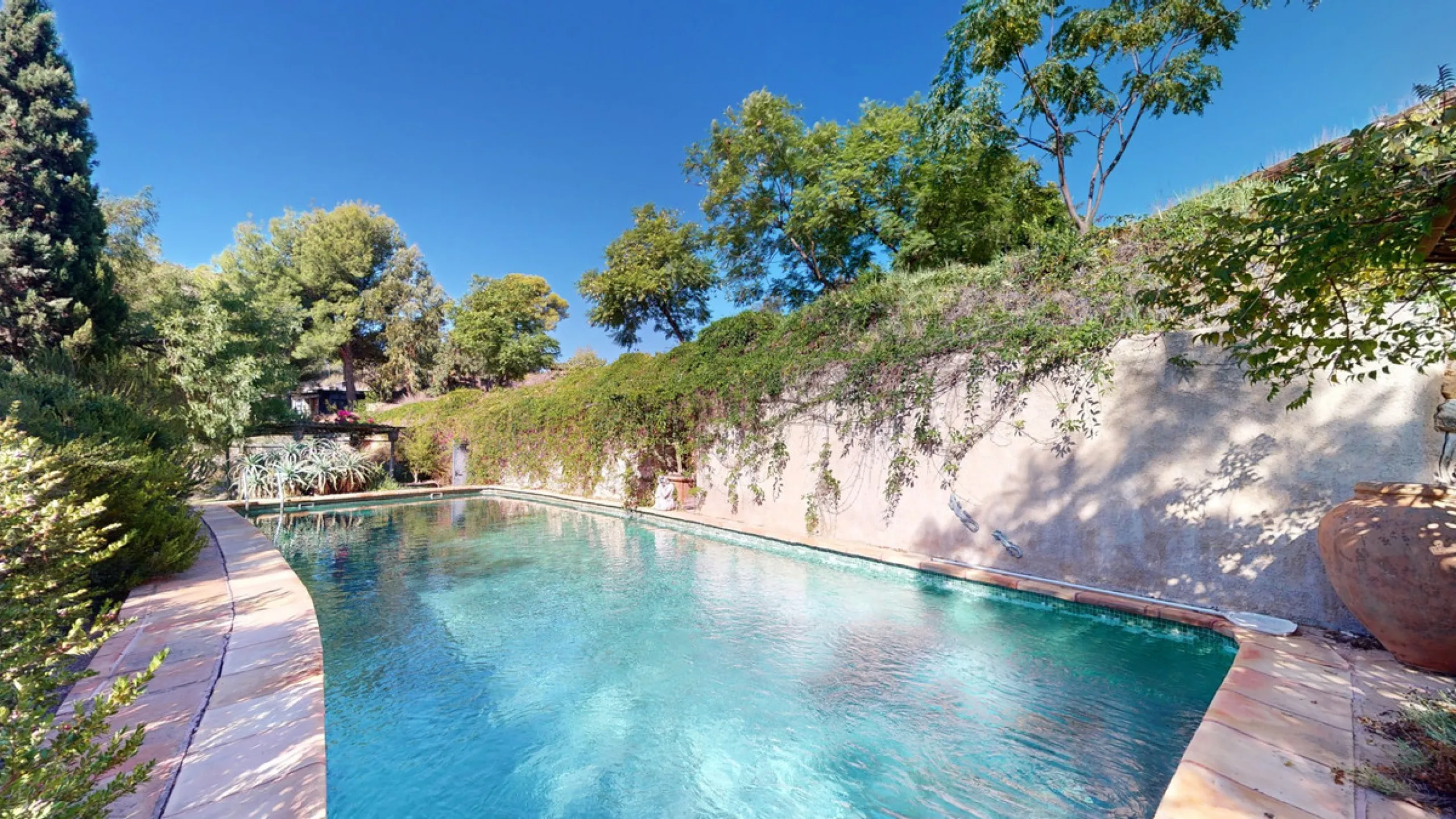 Between the Sierra de Almijara and the Mediterranean Sea lies this spectacular ecological finca of 4 hectares, bordering the natural park Maro-Cerro Gorde, which provides a haven of tranquillity and enormous privacy. The property has a plot of 35.955 squa