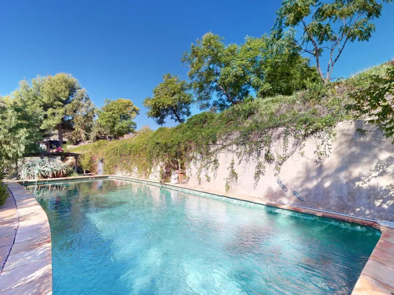 Between the Sierra de Almijara and the Mediterranean Sea lies this spectacular ecological finca of 4 hectares, bordering the natural park Maro-Cerro Gorde, which provides a haven of tranquillity and enormous privacy. The property has a plot of 35.955 squa