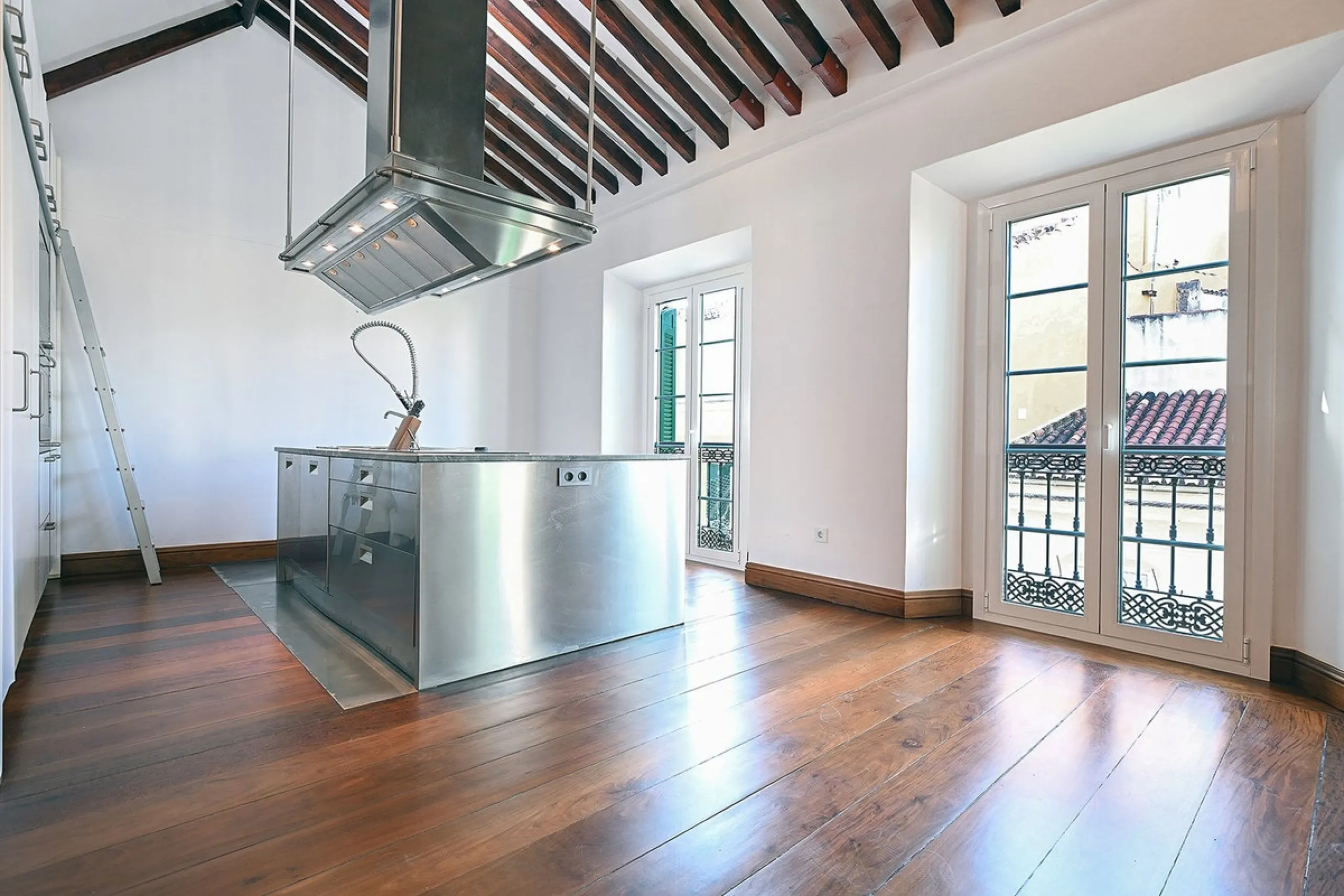 In the heart of Málaga's historic center, this absolutely exceptional property is located. The building, constructed in 1900, was rehabilitated by a renowned Spanish architect, respecting its original essence while incorporating high-quality finishes and 