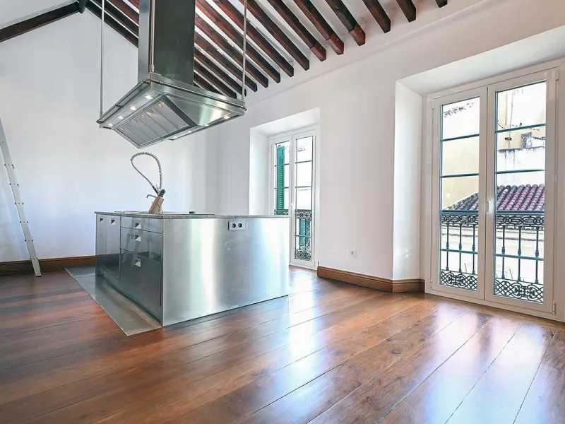 In the heart of Málaga's historic center, this absolutely exceptional property is located. The building, constructed in 1900, was rehabilitated by a renowned Spanish architect, respecting its original essence while incorporating high-quality finishes and 