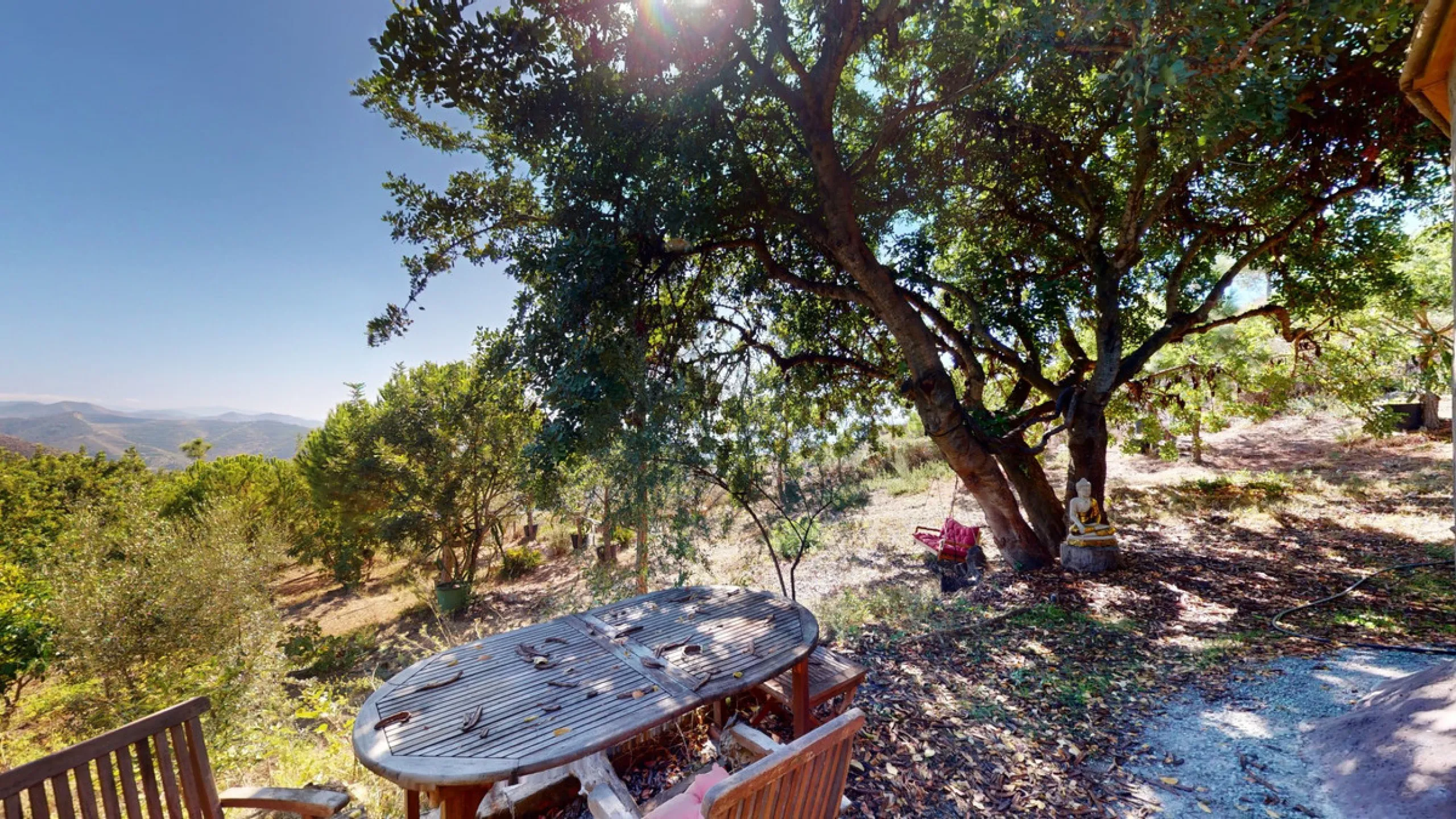 Between the Sierra de Almijara and the Mediterranean Sea lies this spectacular ecological finca of 4 hectares, bordering the natural park Maro-Cerro Gorde, which provides a haven of tranquillity and enormous privacy. The property has a plot of 35.955 squa
