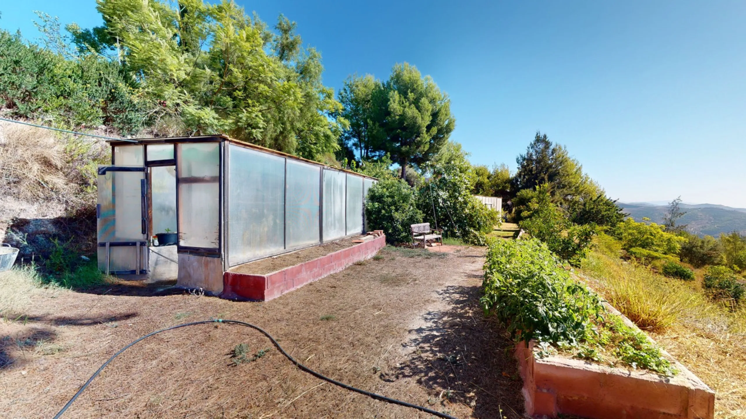 Between the Sierra de Almijara and the Mediterranean Sea lies this spectacular ecological finca of 4 hectares, bordering the natural park Maro-Cerro Gorde, which provides a haven of tranquillity and enormous privacy. The property has a plot of 35.955 squa