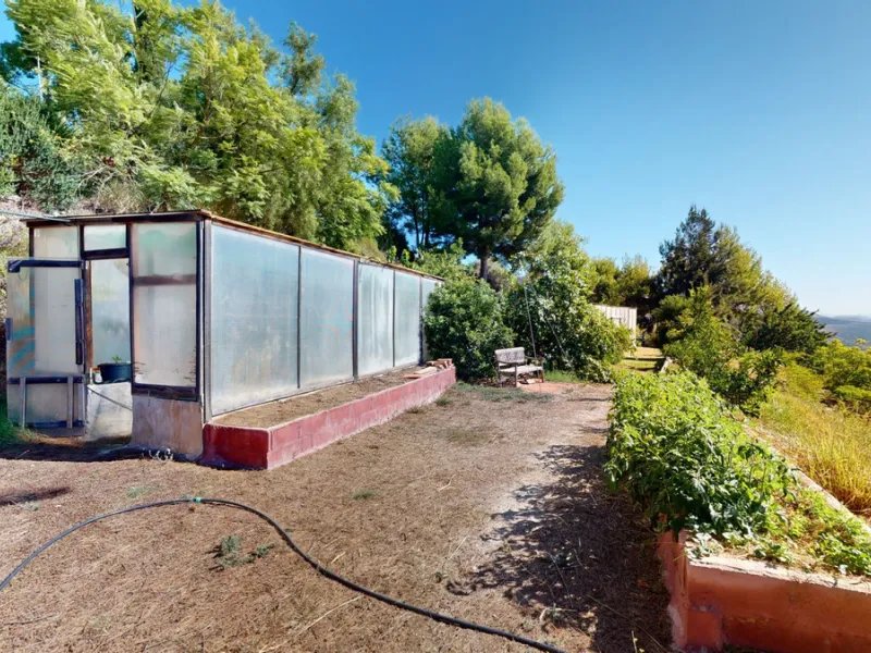 Between the Sierra de Almijara and the Mediterranean Sea lies this spectacular ecological finca of 4 hectares, bordering the natural park Maro-Cerro Gorde, which provides a haven of tranquillity and enormous privacy. The property has a plot of 35.955 squa
