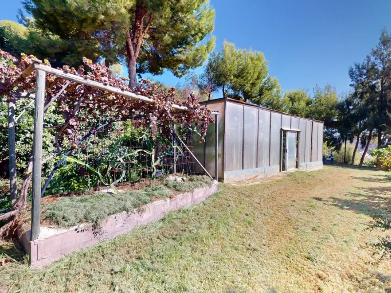 Between the Sierra de Almijara and the Mediterranean Sea lies this spectacular ecological finca of 4 hectares, bordering the natural park Maro-Cerro Gorde, which provides a haven of tranquillity and enormous privacy. The property has a plot of 35.955 squa