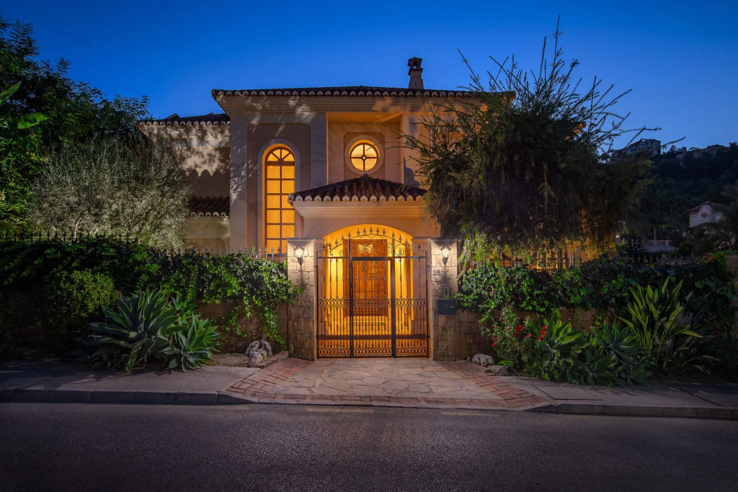 The transition from an apartment to a house, or from a bustling city to a residential area, is something many of us have experienced at some point in our lives. You might be one of these individuals, or perhaps you're coming from another home near a golf 