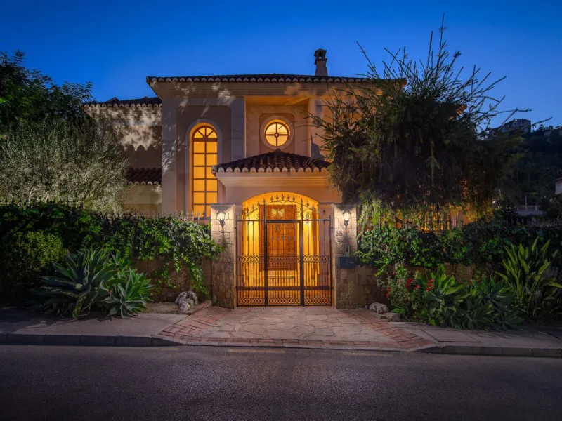 The transition from an apartment to a house, or from a bustling city to a residential area, is something many of us have experienced at some point in our lives. You might be one of these individuals, or perhaps you're coming from another home near a golf 