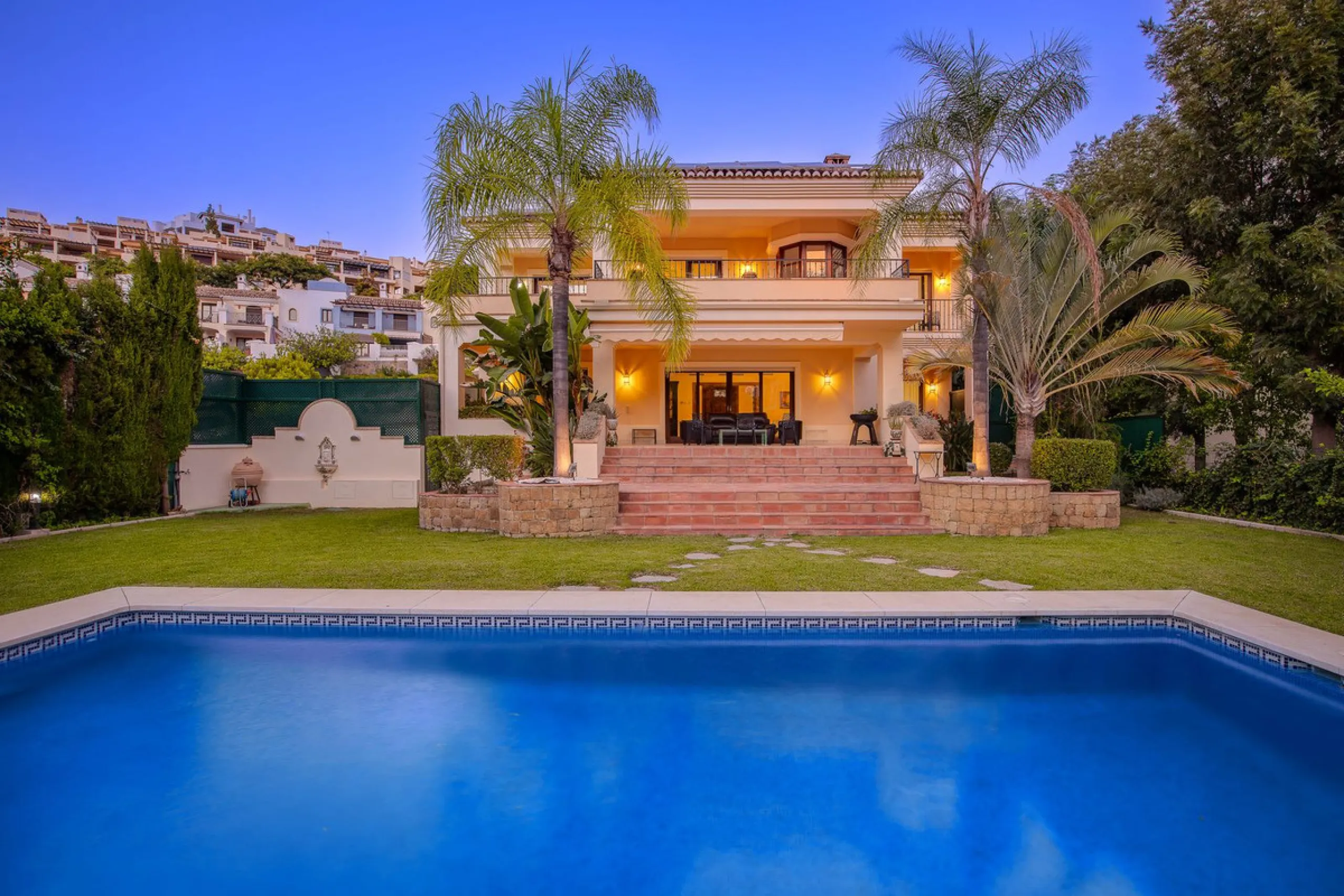 The transition from an apartment to a house, or from a bustling city to a residential area, is something many of us have experienced at some point in our lives. You might be one of these individuals, or perhaps you're coming from another home near a golf 