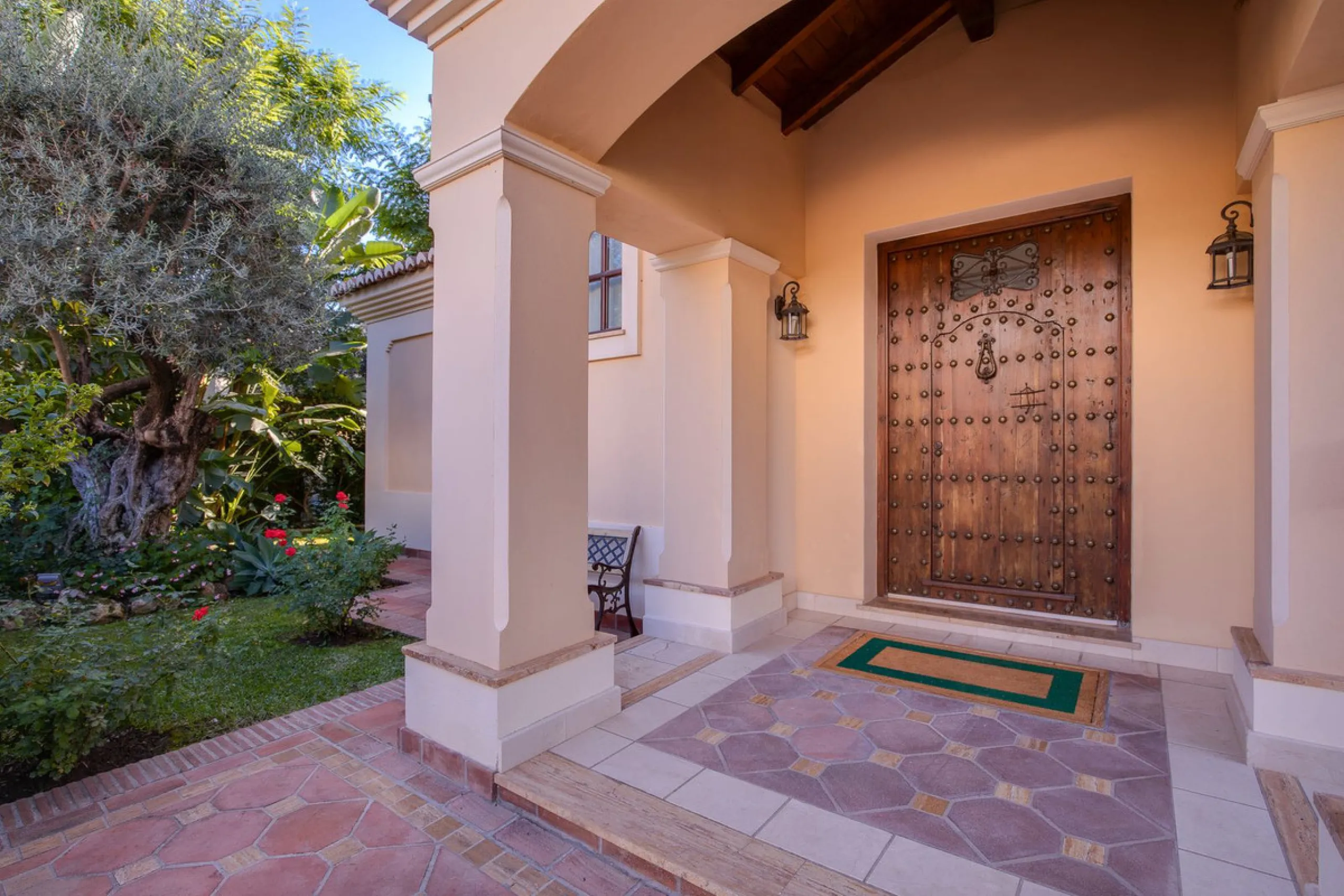 The transition from an apartment to a house, or from a bustling city to a residential area, is something many of us have experienced at some point in our lives. You might be one of these individuals, or perhaps you're coming from another home near a golf 