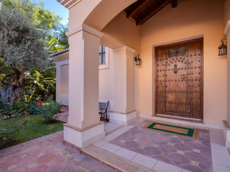 The transition from an apartment to a house, or from a bustling city to a residential area, is something many of us have experienced at some point in our lives. You might be one of these individuals, or perhaps you're coming from another home near a golf 
