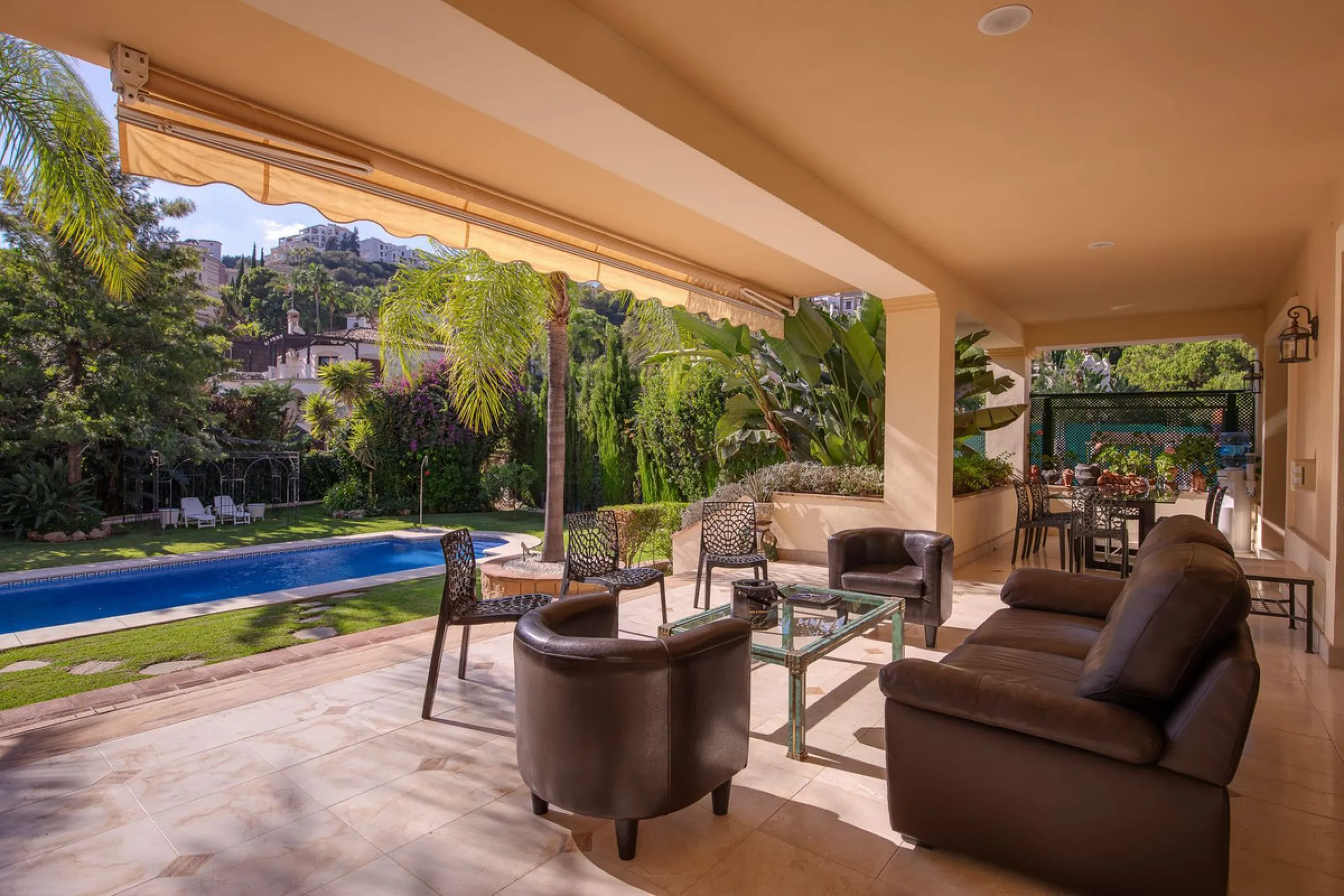 The transition from an apartment to a house, or from a bustling city to a residential area, is something many of us have experienced at some point in our lives. You might be one of these individuals, or perhaps you're coming from another home near a golf 