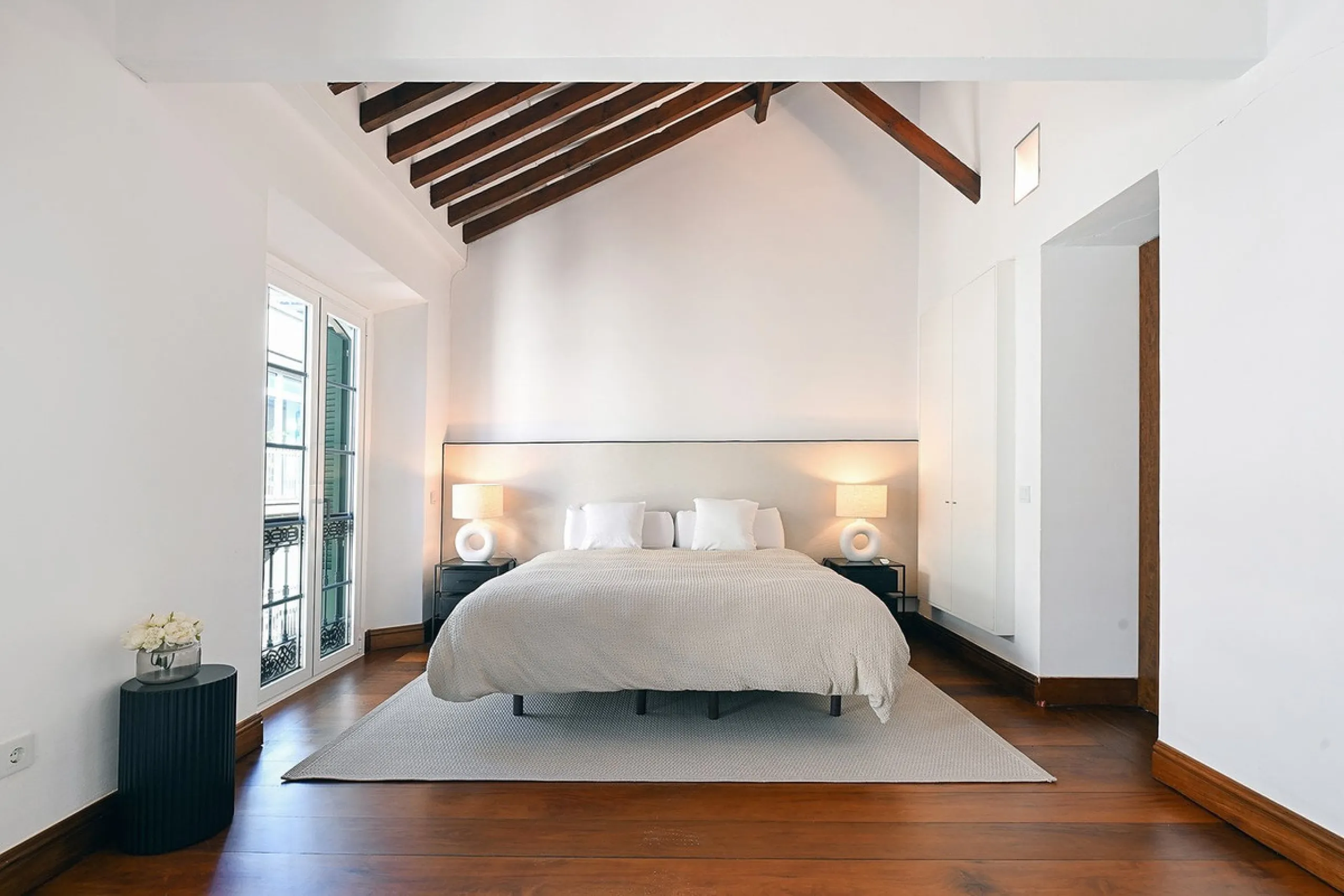 In the heart of Málaga's historic center, this absolutely exceptional property is located. The building, constructed in 1900, was rehabilitated by a renowned Spanish architect, respecting its original essence while incorporating high-quality finishes and 