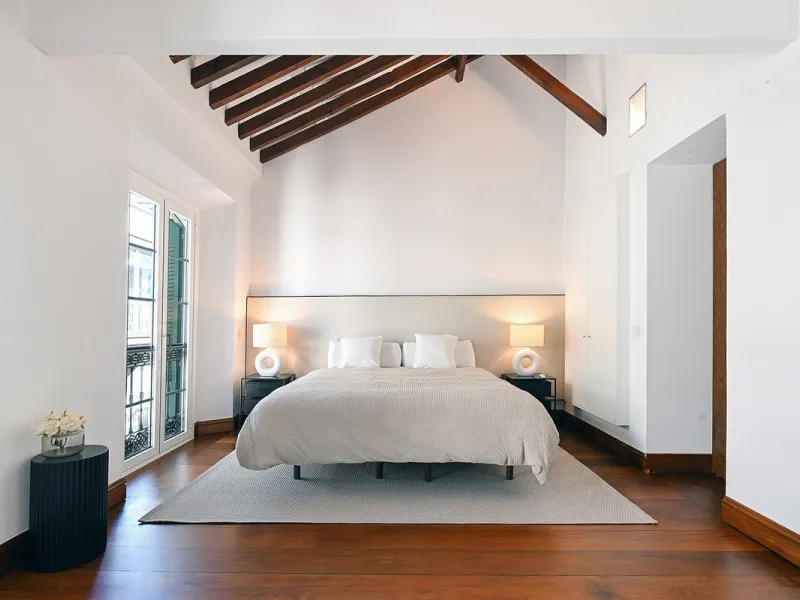 In the heart of Málaga's historic center, this absolutely exceptional property is located. The building, constructed in 1900, was rehabilitated by a renowned Spanish architect, respecting its original essence while incorporating high-quality finishes and 