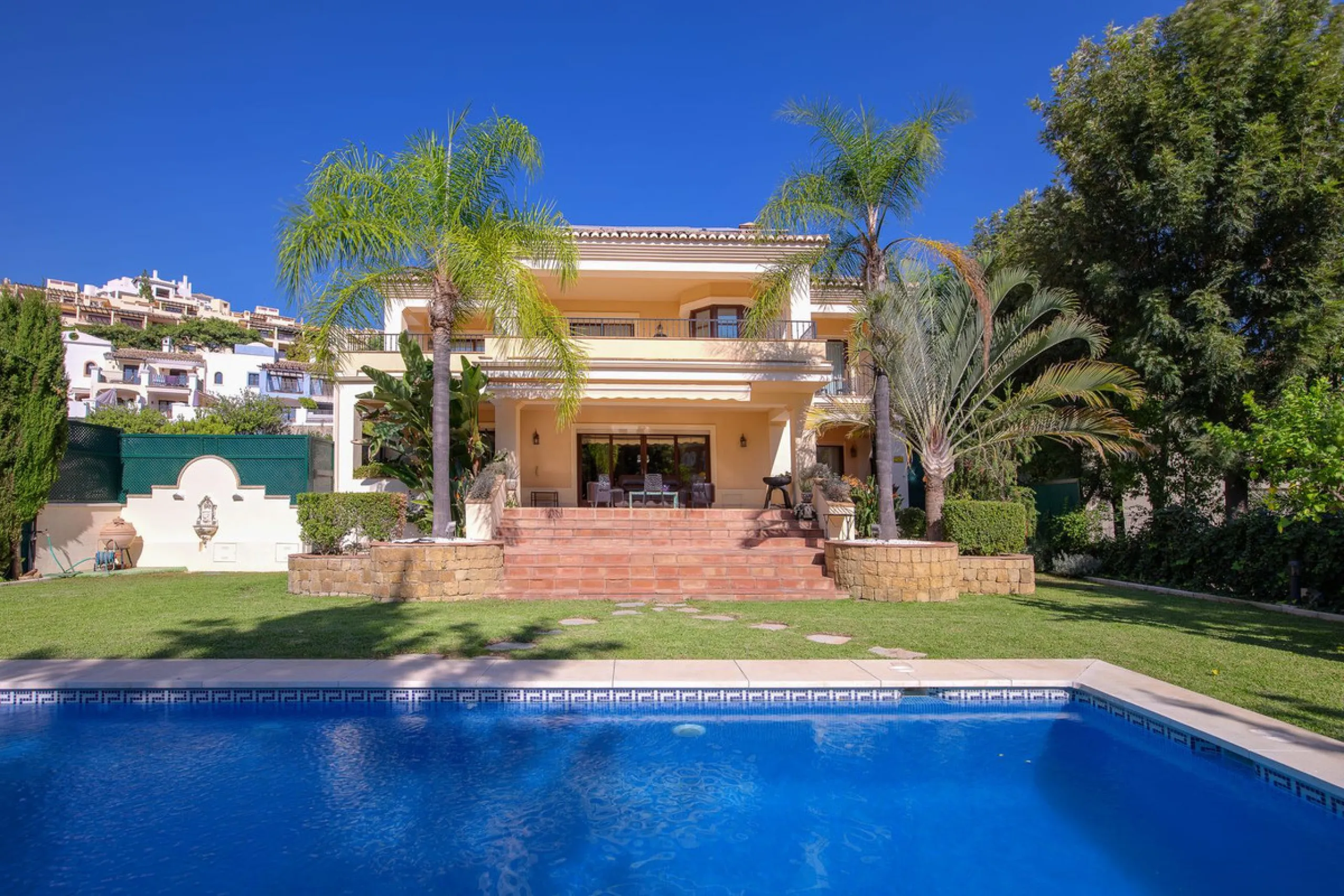 The transition from an apartment to a house, or from a bustling city to a residential area, is something many of us have experienced at some point in our lives. You might be one of these individuals, or perhaps you're coming from another home near a golf 