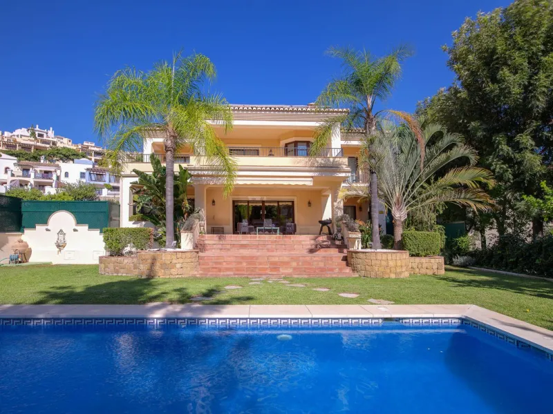 The transition from an apartment to a house, or from a bustling city to a residential area, is something many of us have experienced at some point in our lives. You might be one of these individuals, or perhaps you're coming from another home near a golf 