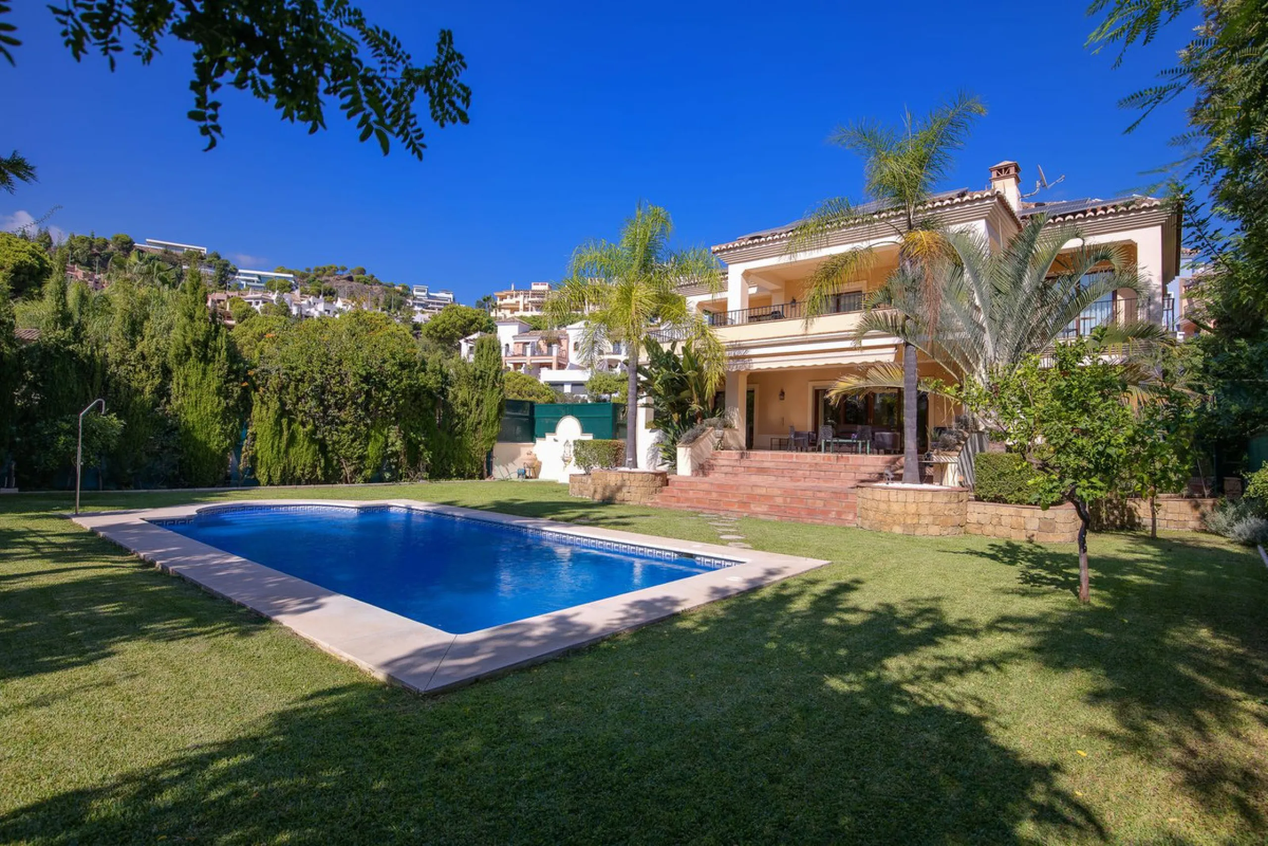 The transition from an apartment to a house, or from a bustling city to a residential area, is something many of us have experienced at some point in our lives. You might be one of these individuals, or perhaps you're coming from another home near a golf 