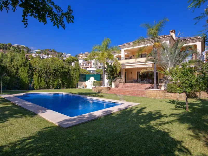 The transition from an apartment to a house, or from a bustling city to a residential area, is something many of us have experienced at some point in our lives. You might be one of these individuals, or perhaps you're coming from another home near a golf 