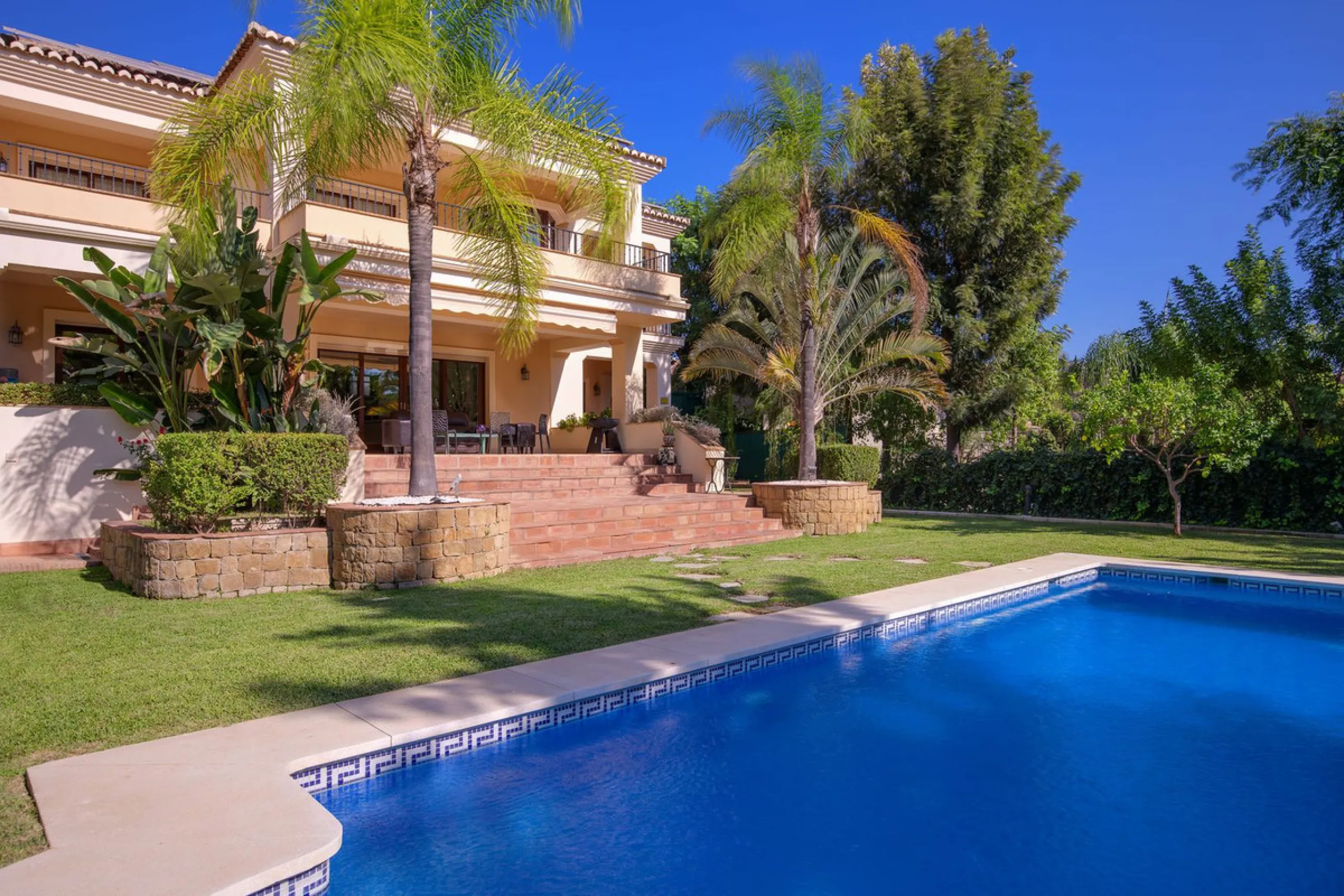 The transition from an apartment to a house, or from a bustling city to a residential area, is something many of us have experienced at some point in our lives. You might be one of these individuals, or perhaps you're coming from another home near a golf 