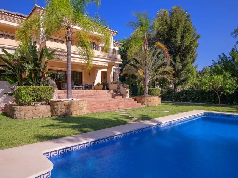 The transition from an apartment to a house, or from a bustling city to a residential area, is something many of us have experienced at some point in our lives. You might be one of these individuals, or perhaps you're coming from another home near a golf 
