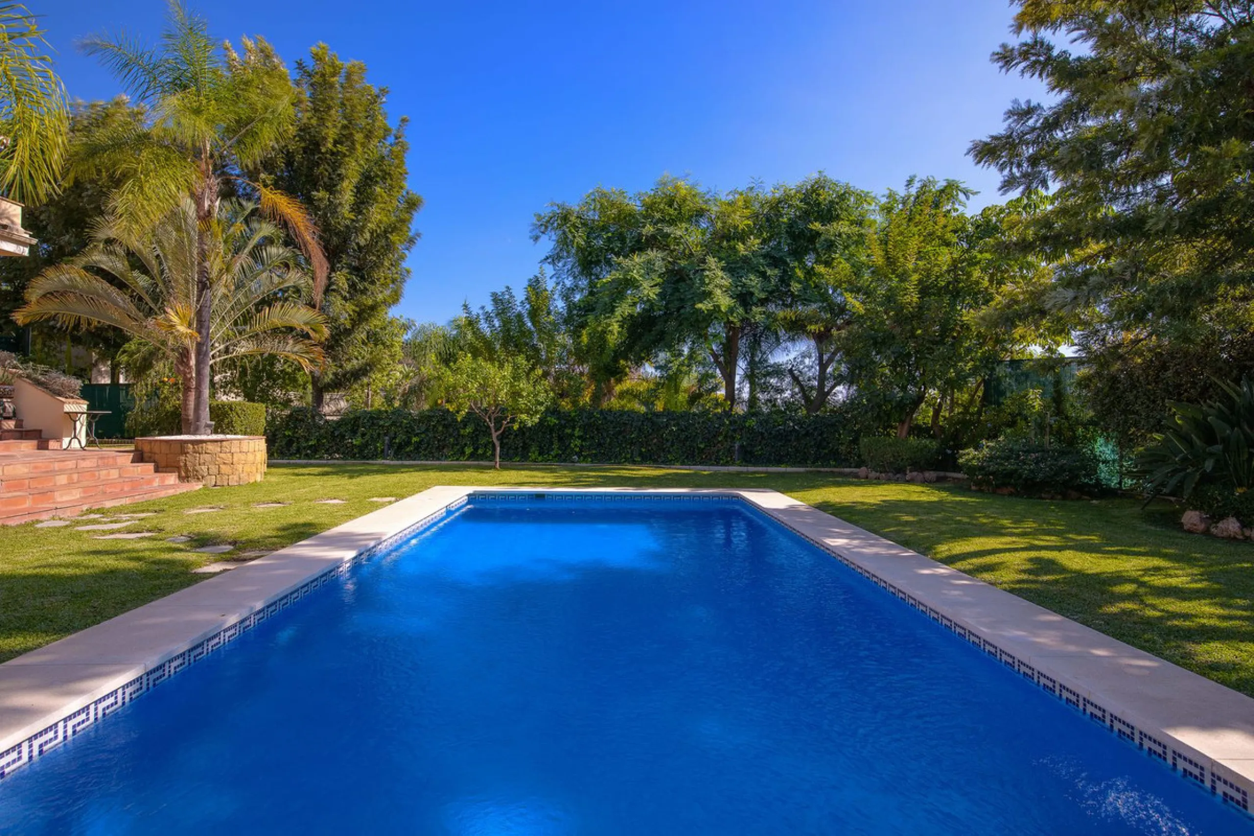 The transition from an apartment to a house, or from a bustling city to a residential area, is something many of us have experienced at some point in our lives. You might be one of these individuals, or perhaps you're coming from another home near a golf 