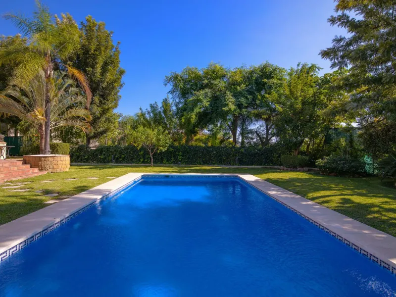 The transition from an apartment to a house, or from a bustling city to a residential area, is something many of us have experienced at some point in our lives. You might be one of these individuals, or perhaps you're coming from another home near a golf 