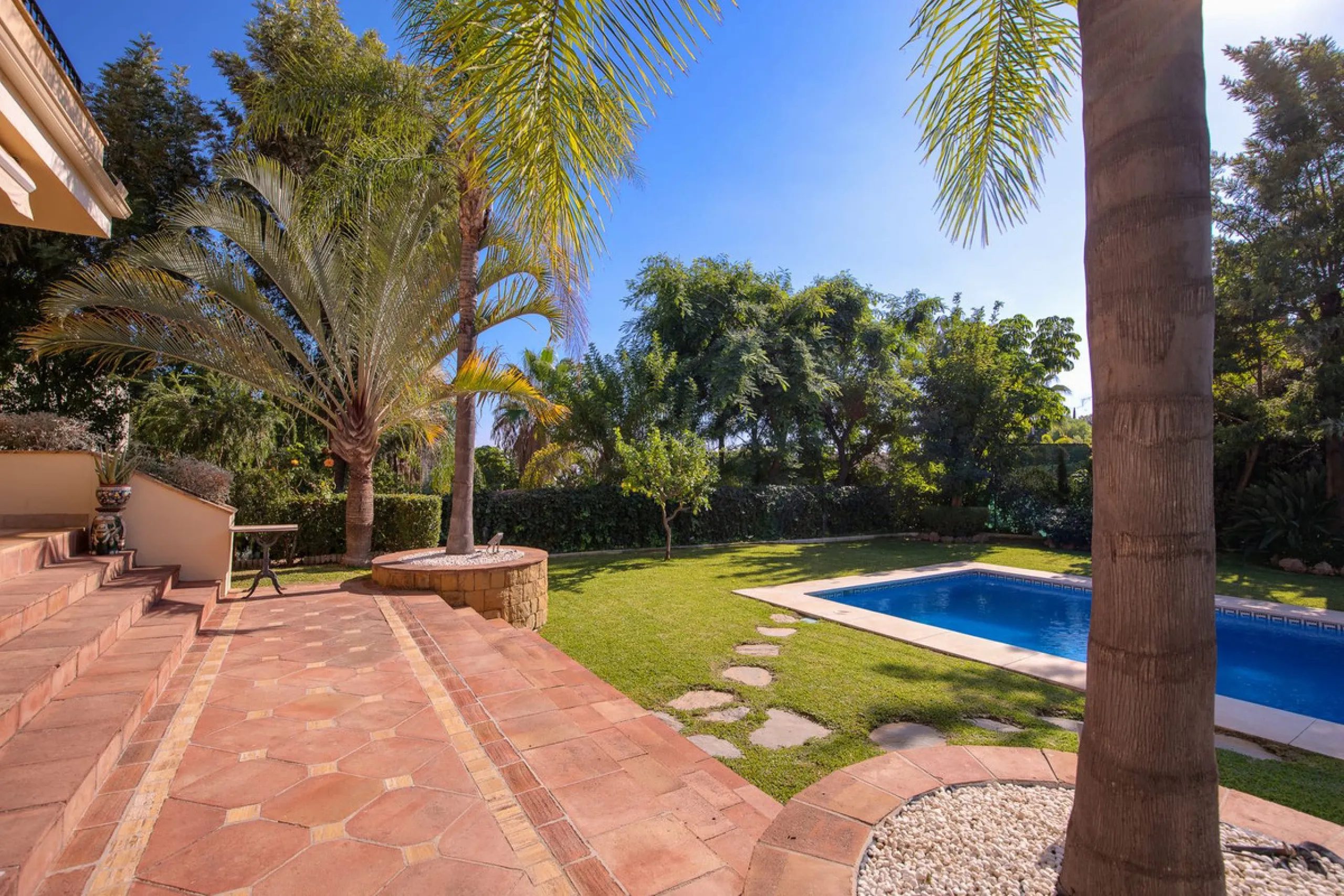 The transition from an apartment to a house, or from a bustling city to a residential area, is something many of us have experienced at some point in our lives. You might be one of these individuals, or perhaps you're coming from another home near a golf 