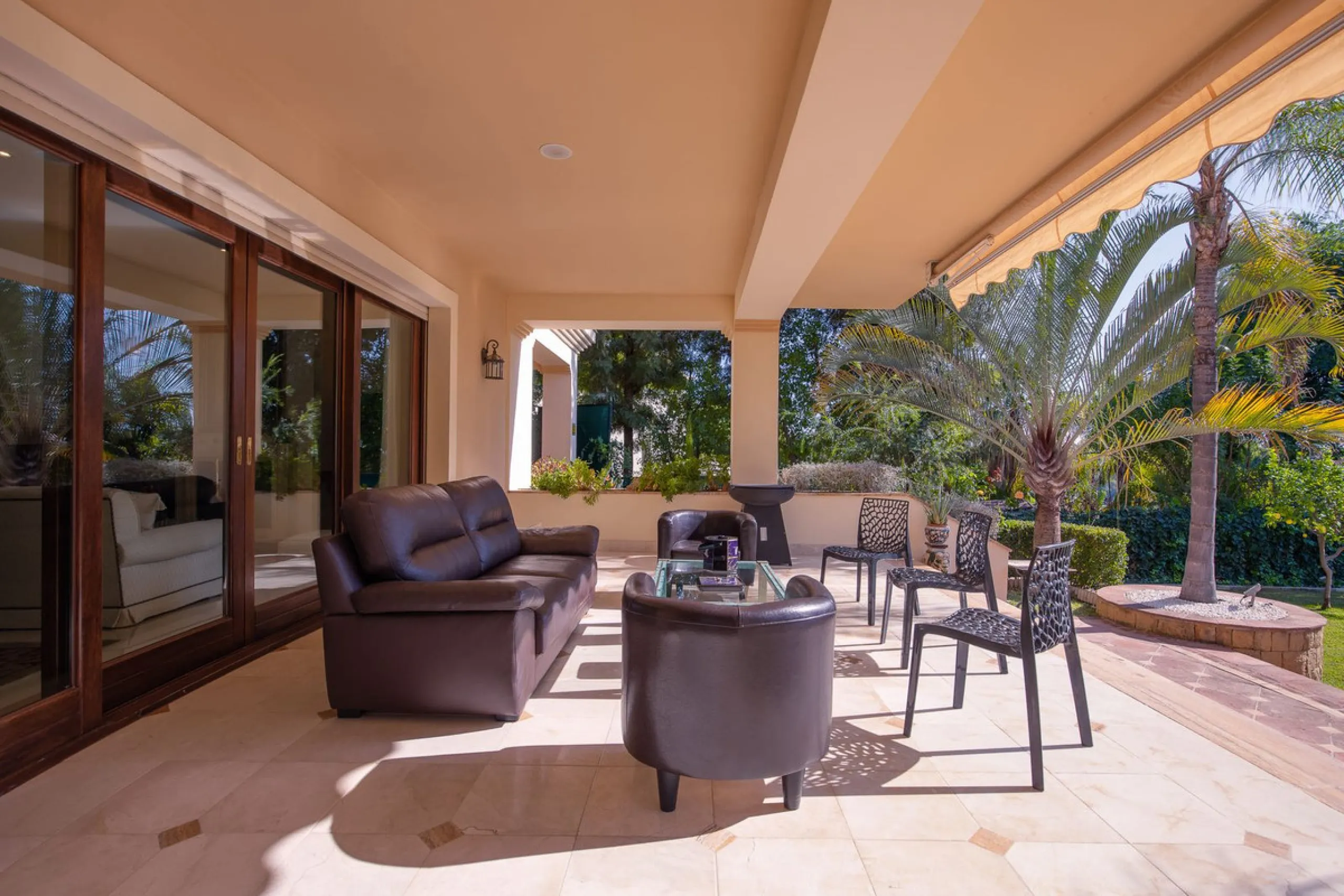 The transition from an apartment to a house, or from a bustling city to a residential area, is something many of us have experienced at some point in our lives. You might be one of these individuals, or perhaps you're coming from another home near a golf 
