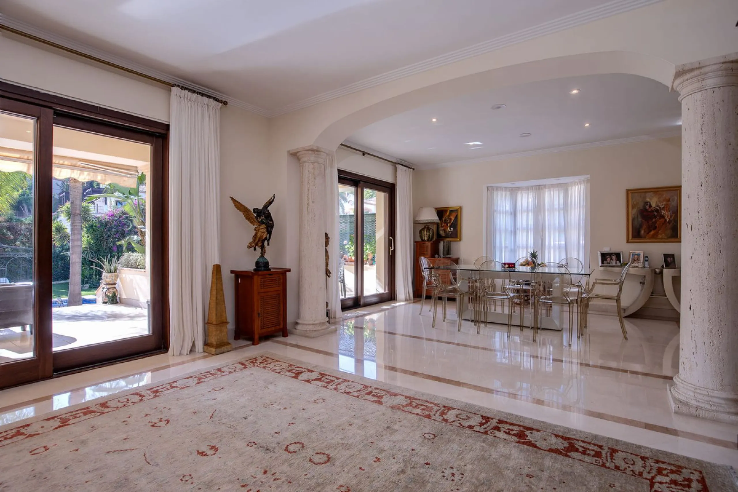 The transition from an apartment to a house, or from a bustling city to a residential area, is something many of us have experienced at some point in our lives. You might be one of these individuals, or perhaps you're coming from another home near a golf 