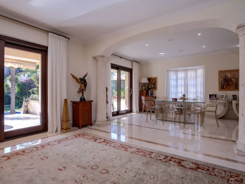 The transition from an apartment to a house, or from a bustling city to a residential area, is something many of us have experienced at some point in our lives. You might be one of these individuals, or perhaps you're coming from another home near a golf 