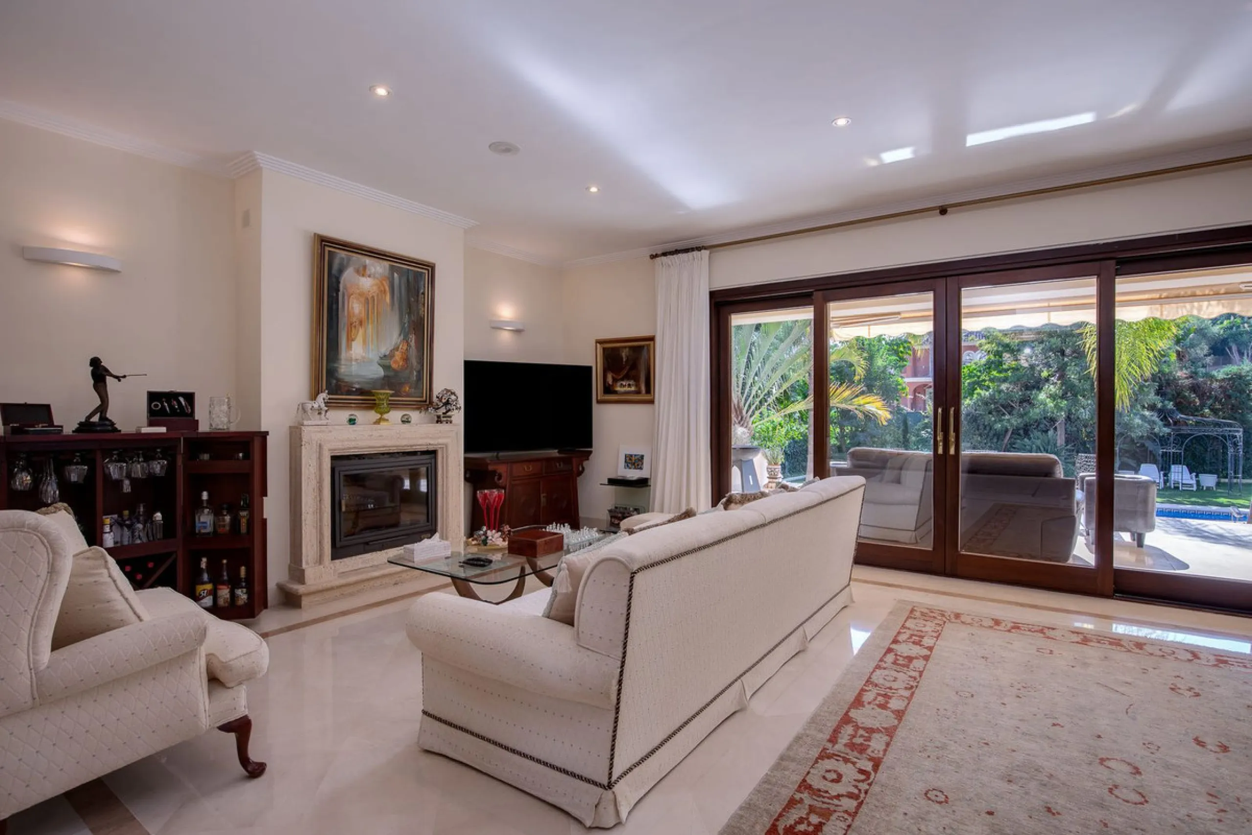 The transition from an apartment to a house, or from a bustling city to a residential area, is something many of us have experienced at some point in our lives. You might be one of these individuals, or perhaps you're coming from another home near a golf 