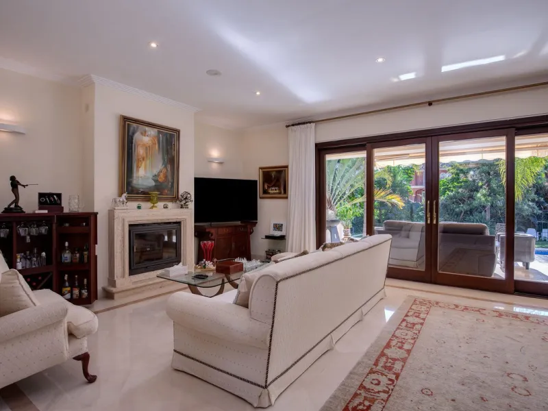 The transition from an apartment to a house, or from a bustling city to a residential area, is something many of us have experienced at some point in our lives. You might be one of these individuals, or perhaps you're coming from another home near a golf 