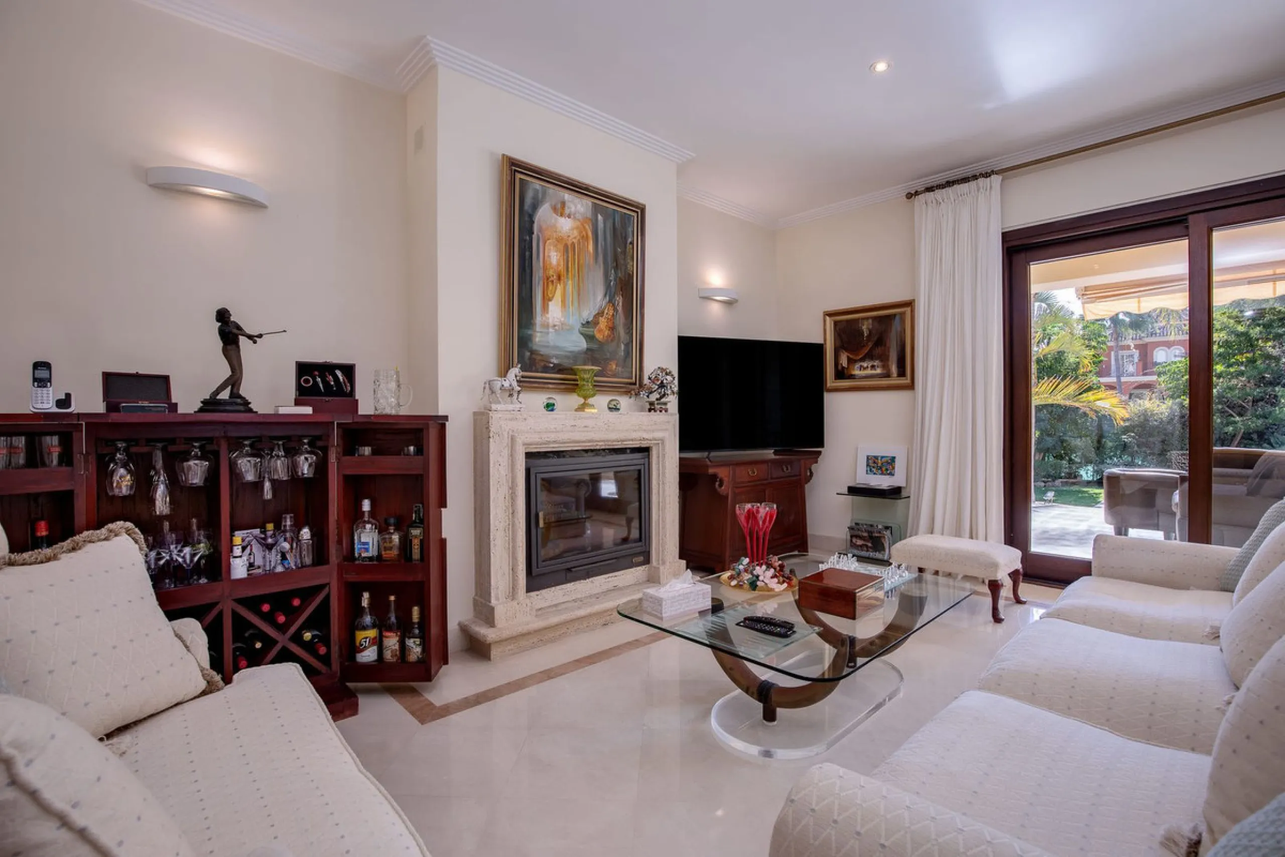The transition from an apartment to a house, or from a bustling city to a residential area, is something many of us have experienced at some point in our lives. You might be one of these individuals, or perhaps you're coming from another home near a golf 